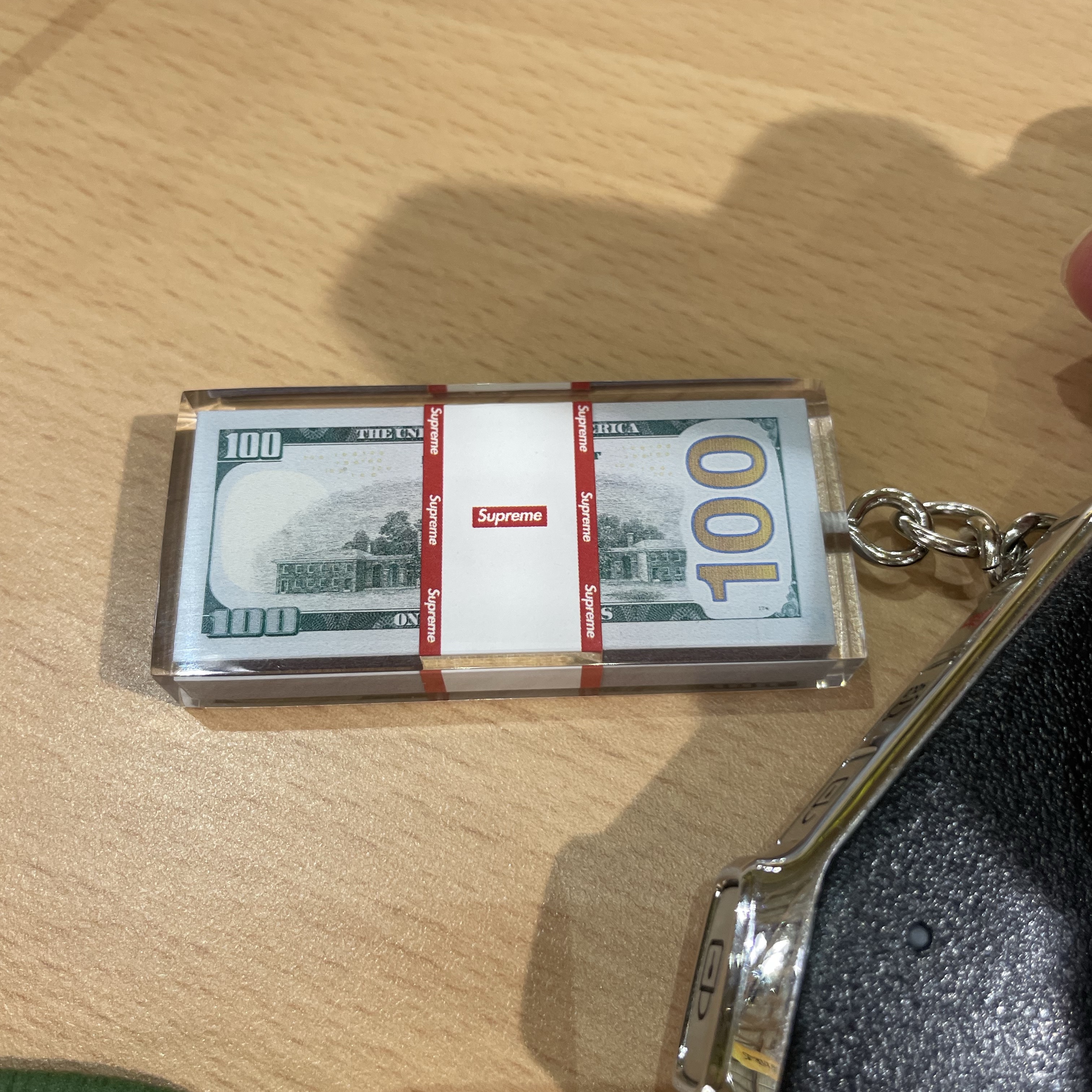 Supreme Cash Paperweight Keychain Multicolor - 24FW 착용 스타일