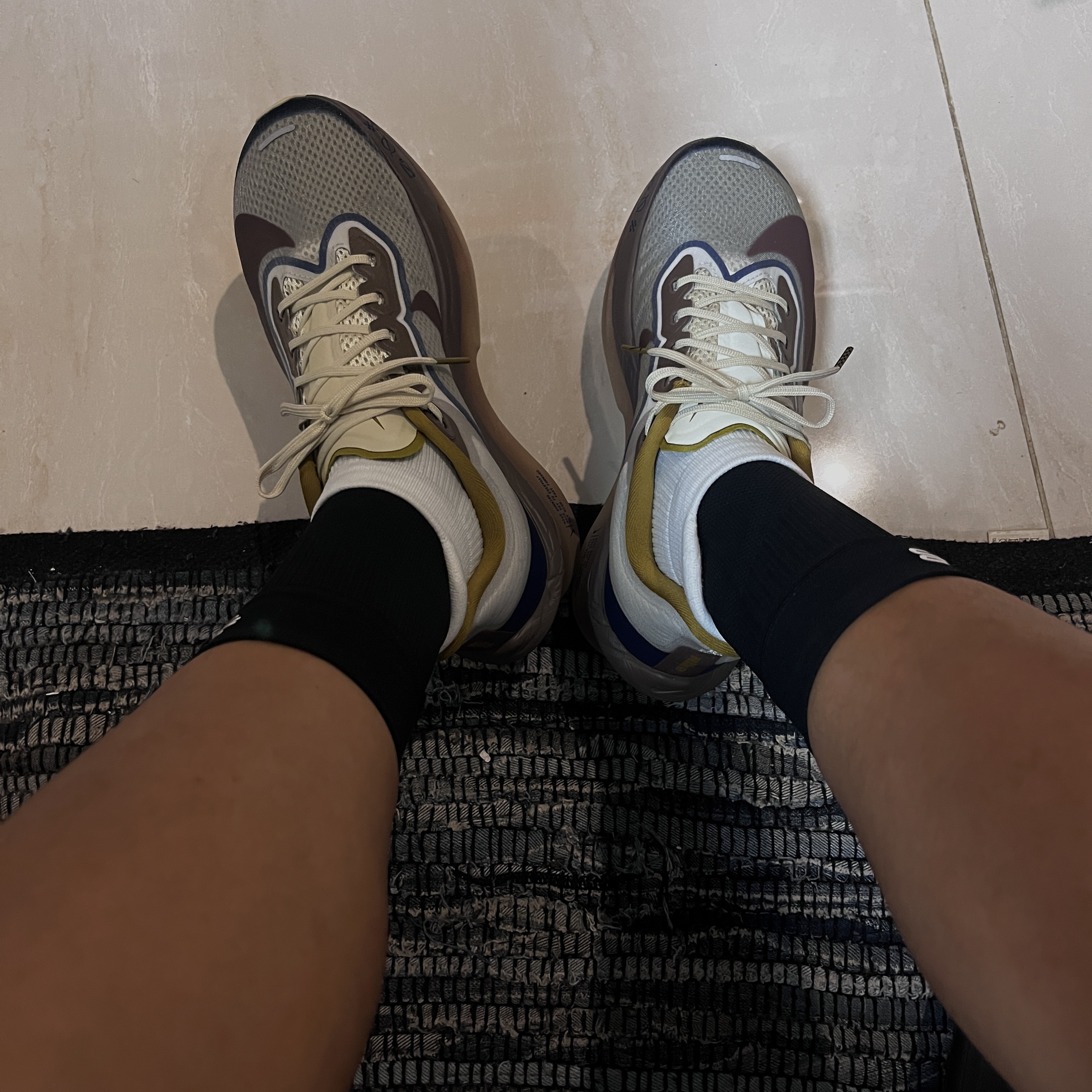 Nike Zoom Fly 6 PRM Light Bone Cave Stone 착용 스타일 - 3