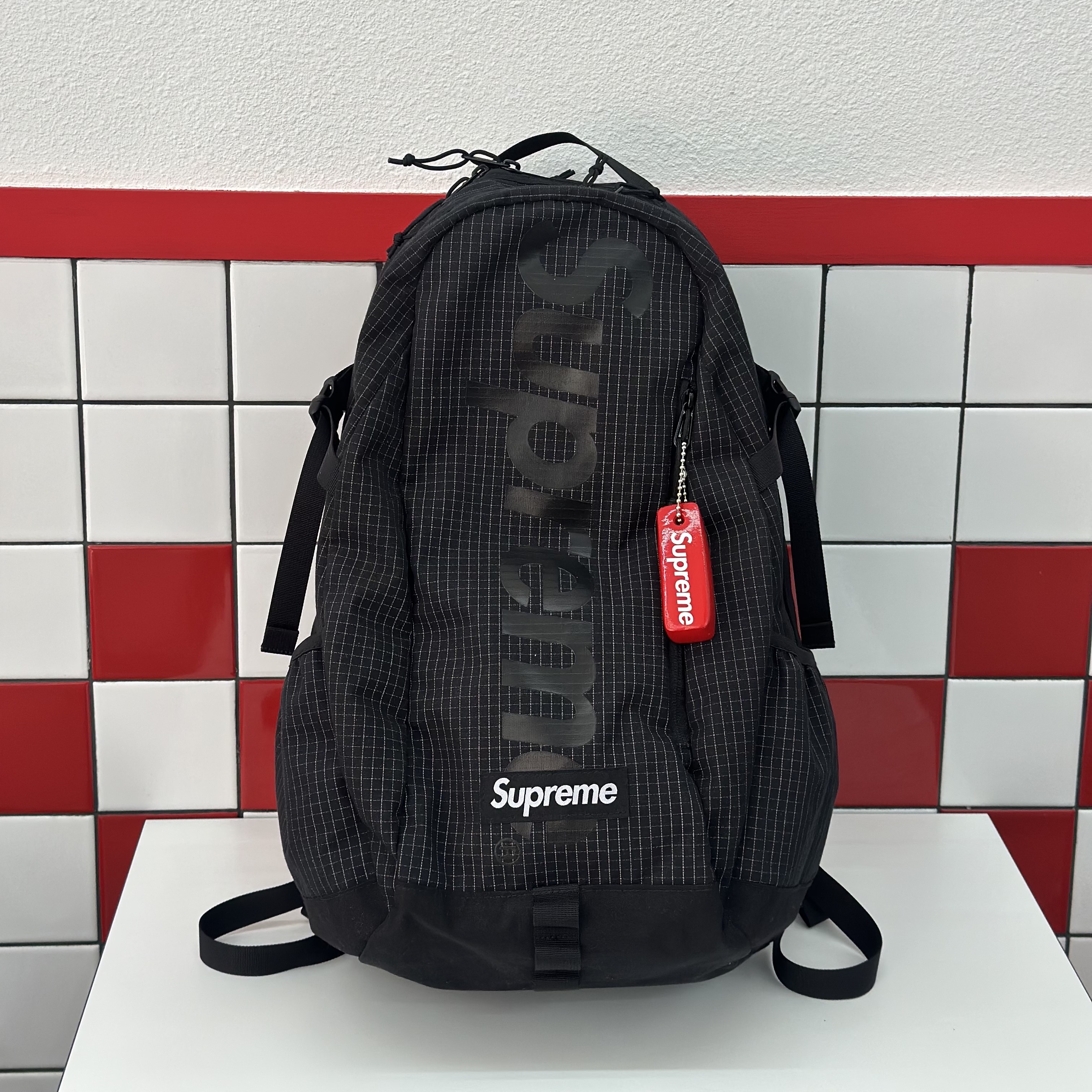 Supreme Backpack Black - 24SS, Supreme Floating Keychain Red - 23FW 착용 스타일 - 1