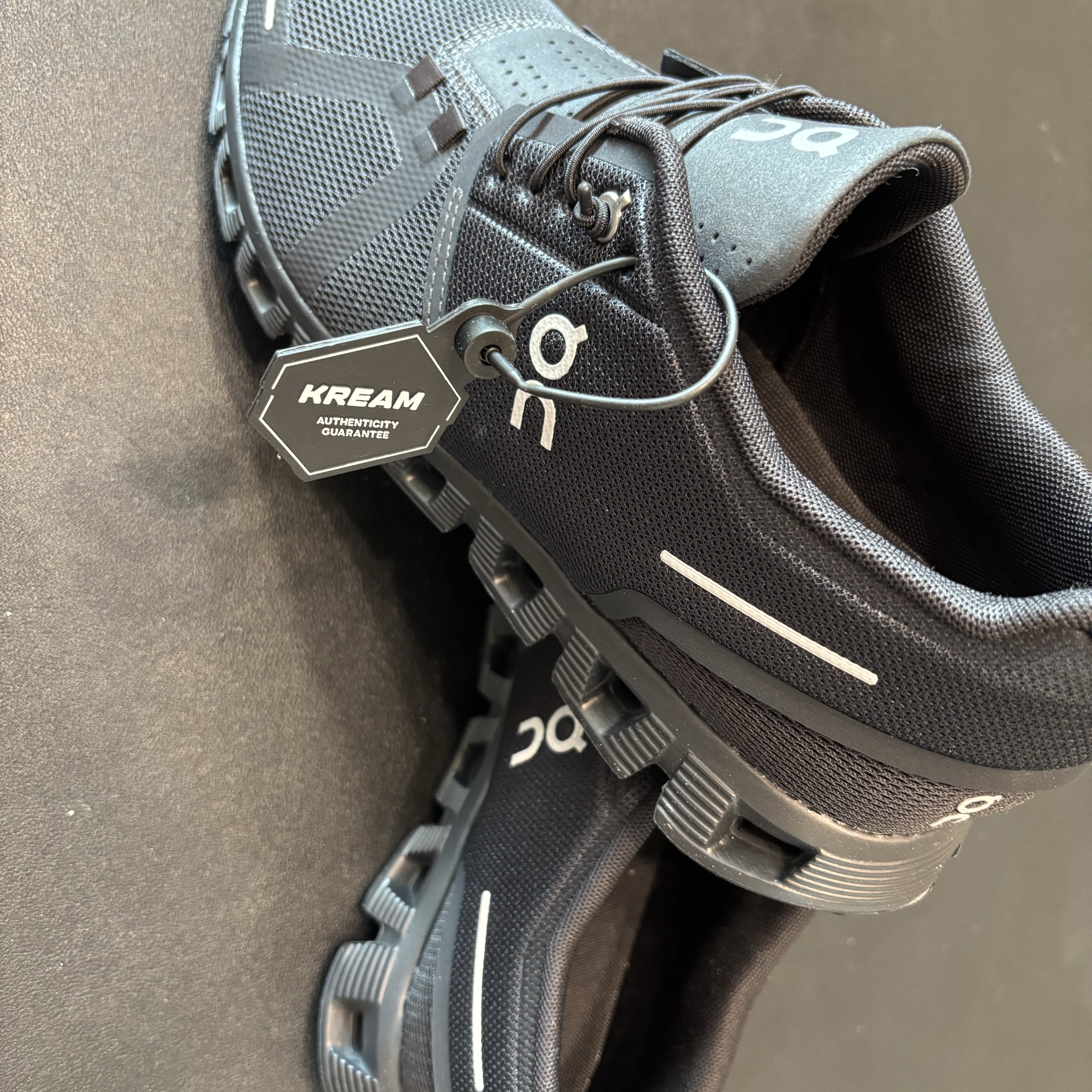 On Running Cloud 5 All Black 착용 스타일