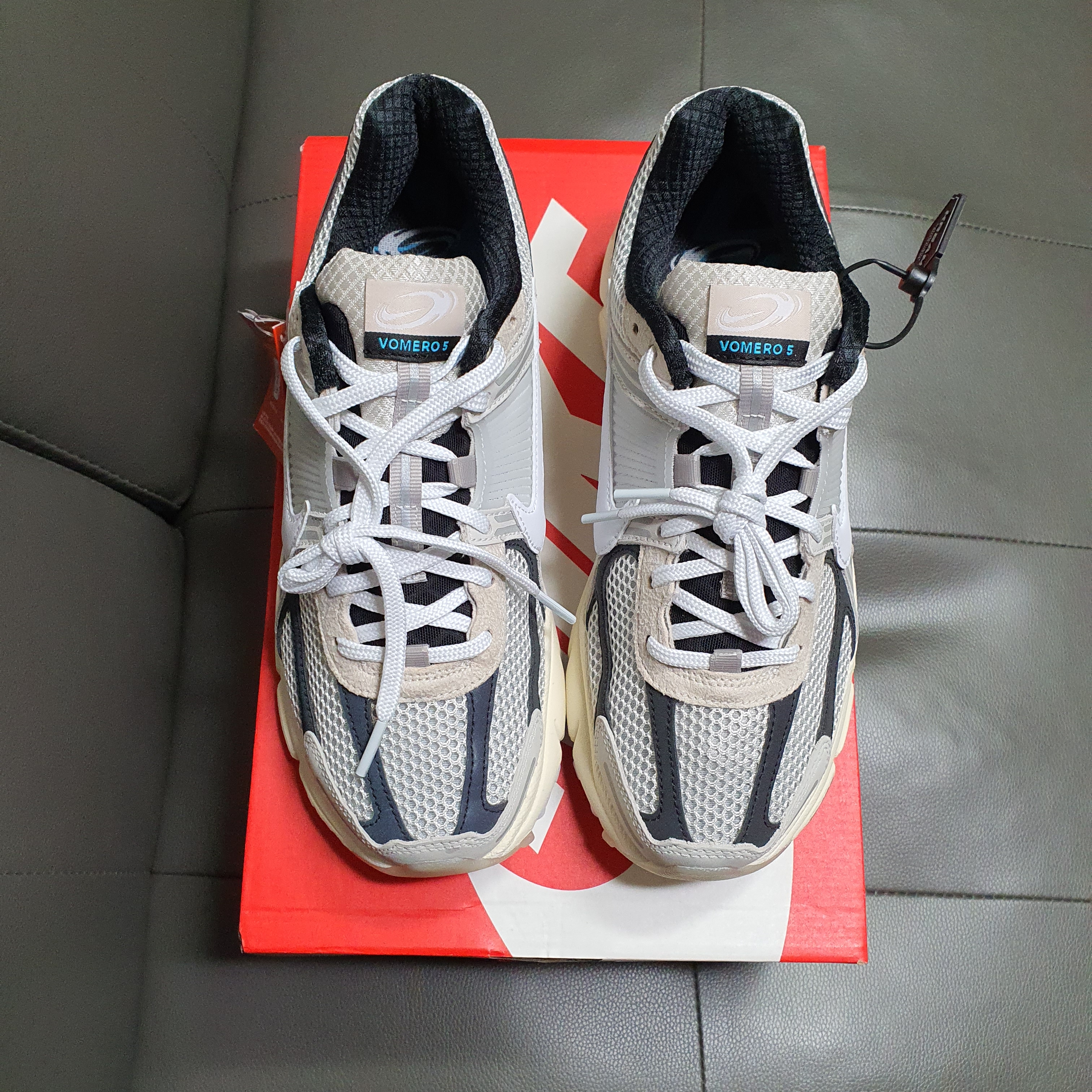 Nike Zoom Vomero 5 Light Bone and Black 착용 스타일
