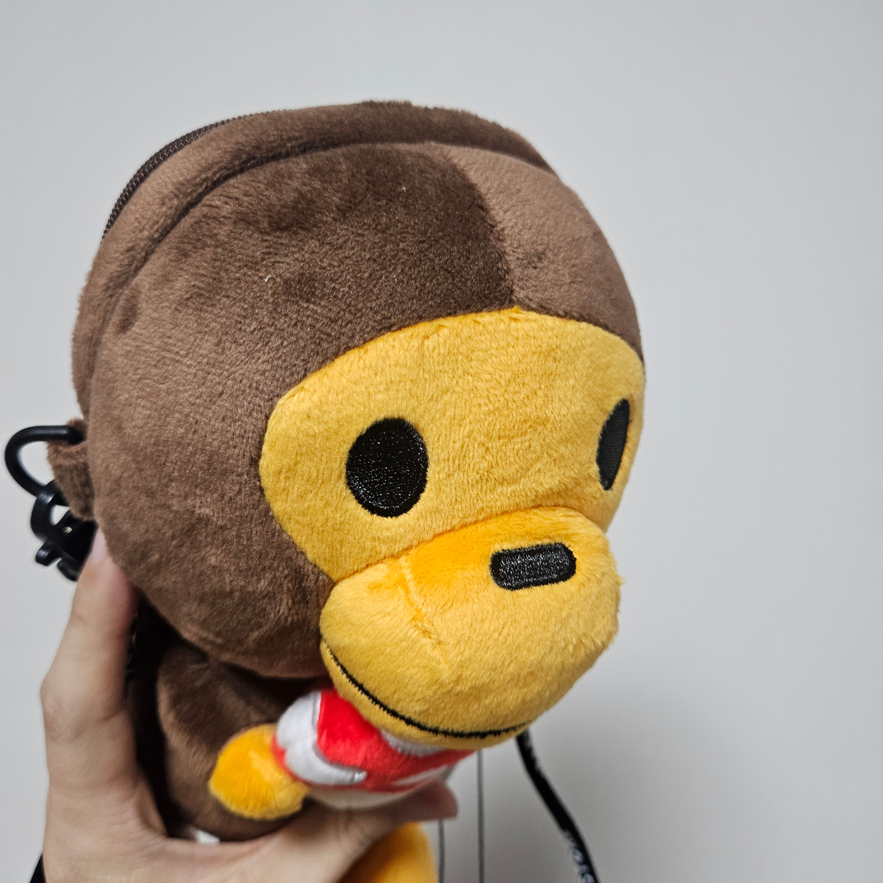 BAPE Baby Milo Plush Mobile Bag Brown 착용 스타일 - 2