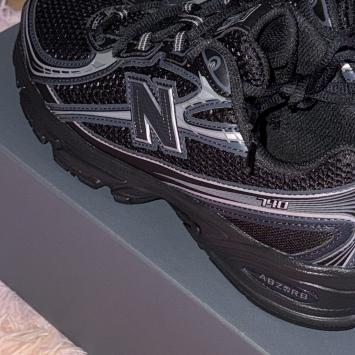 New Balance 740v2 Black Silver Metallic 착용 스타일 - 1
