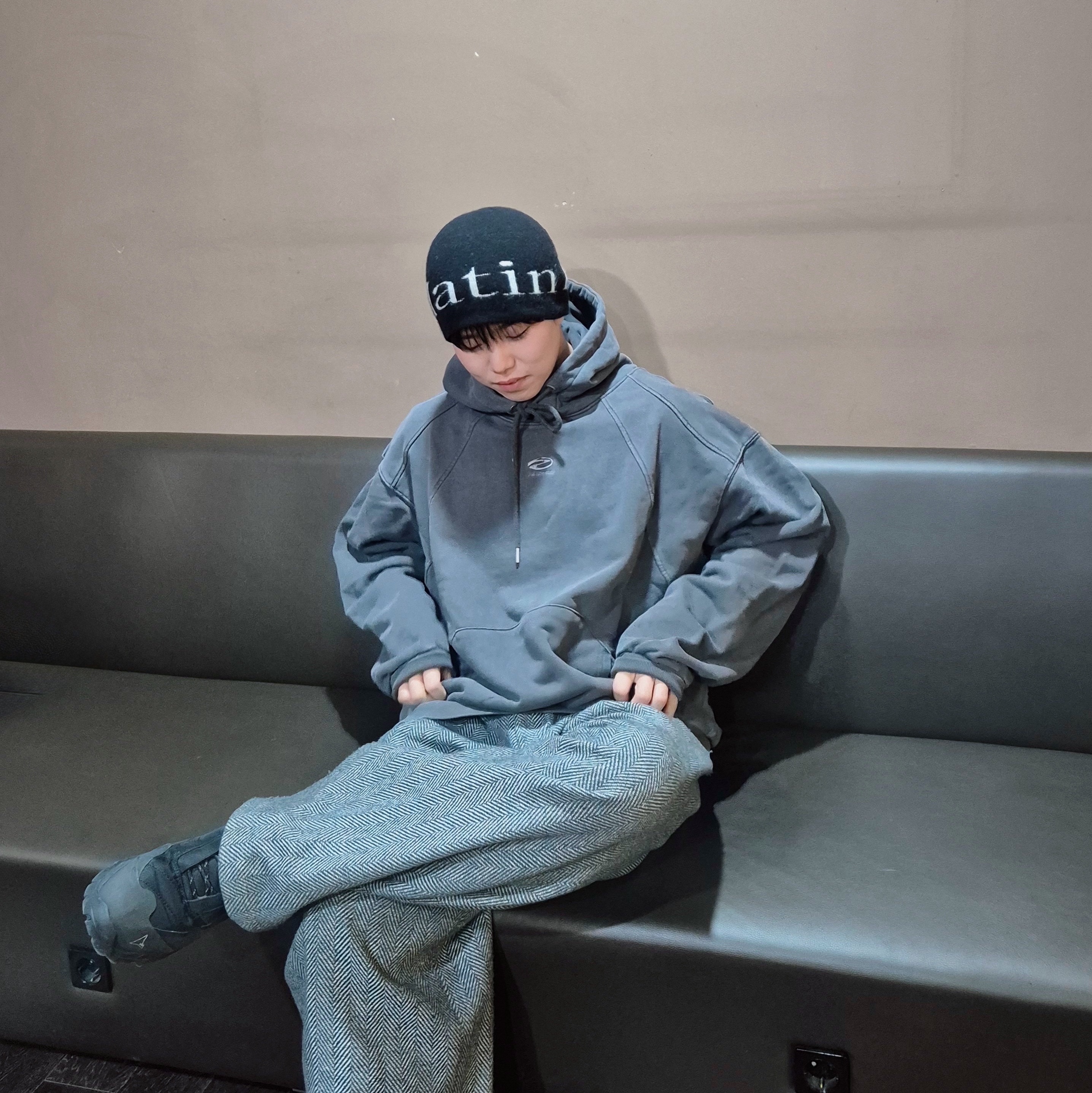 Roa Hiking Katharina Black, Matin Kim Logo Jacquard Short Beanie Black 착용 스타일 - 2