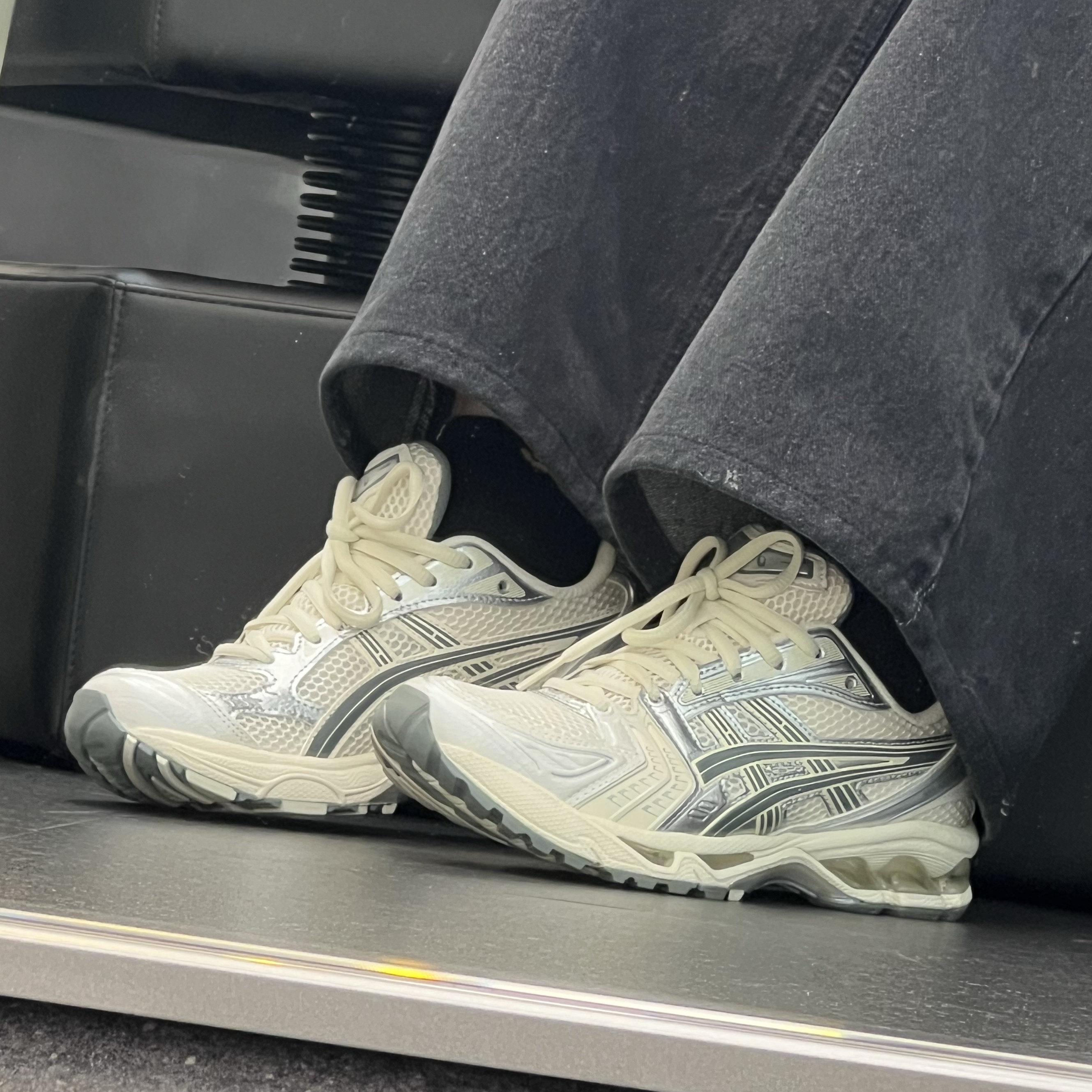 Asics Gel-Kayano 14 Birch Dark Pewter 착용 스타일 - 1