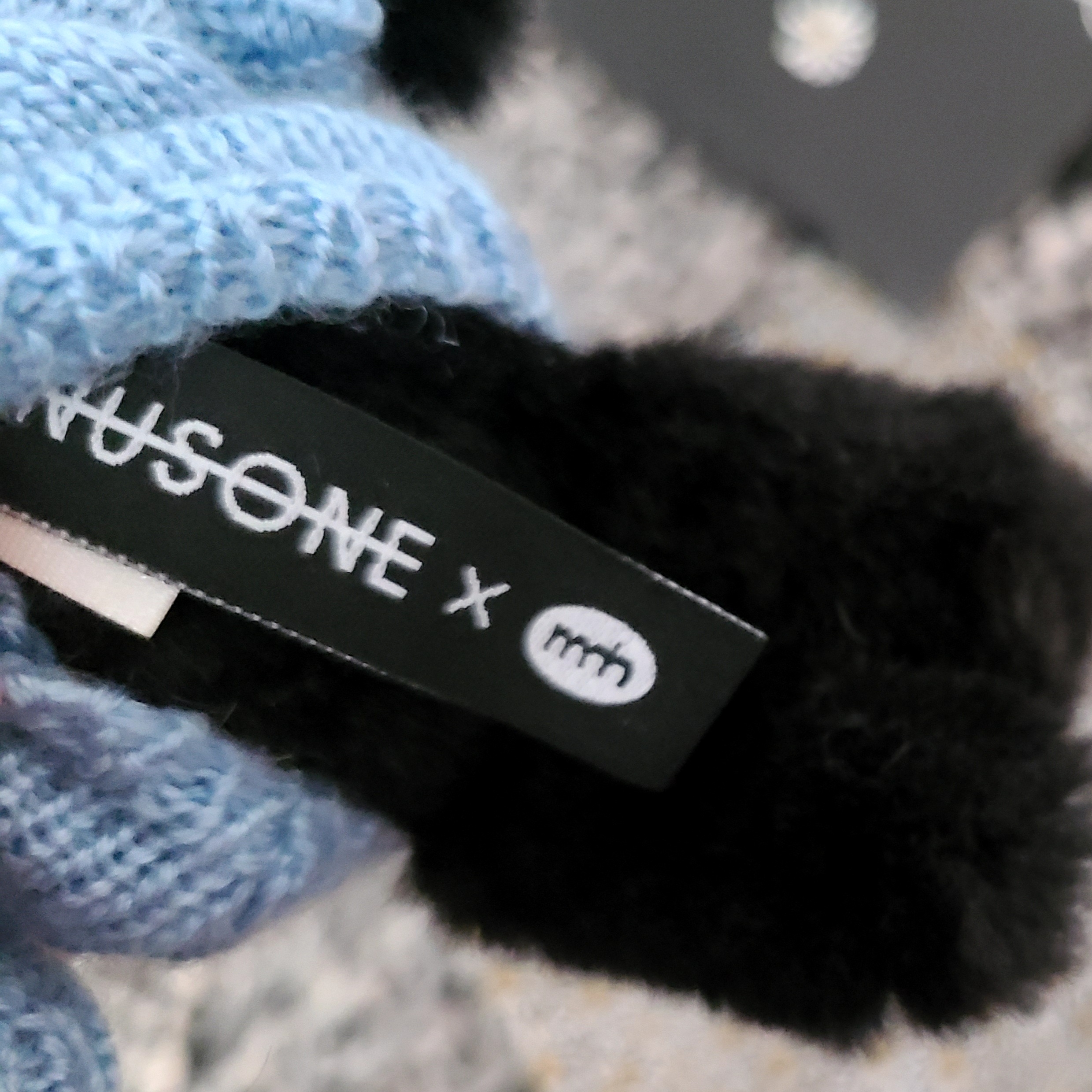 Monamhee x Peaceminusone Daihee Plush Keyring 착용 스타일 - 4