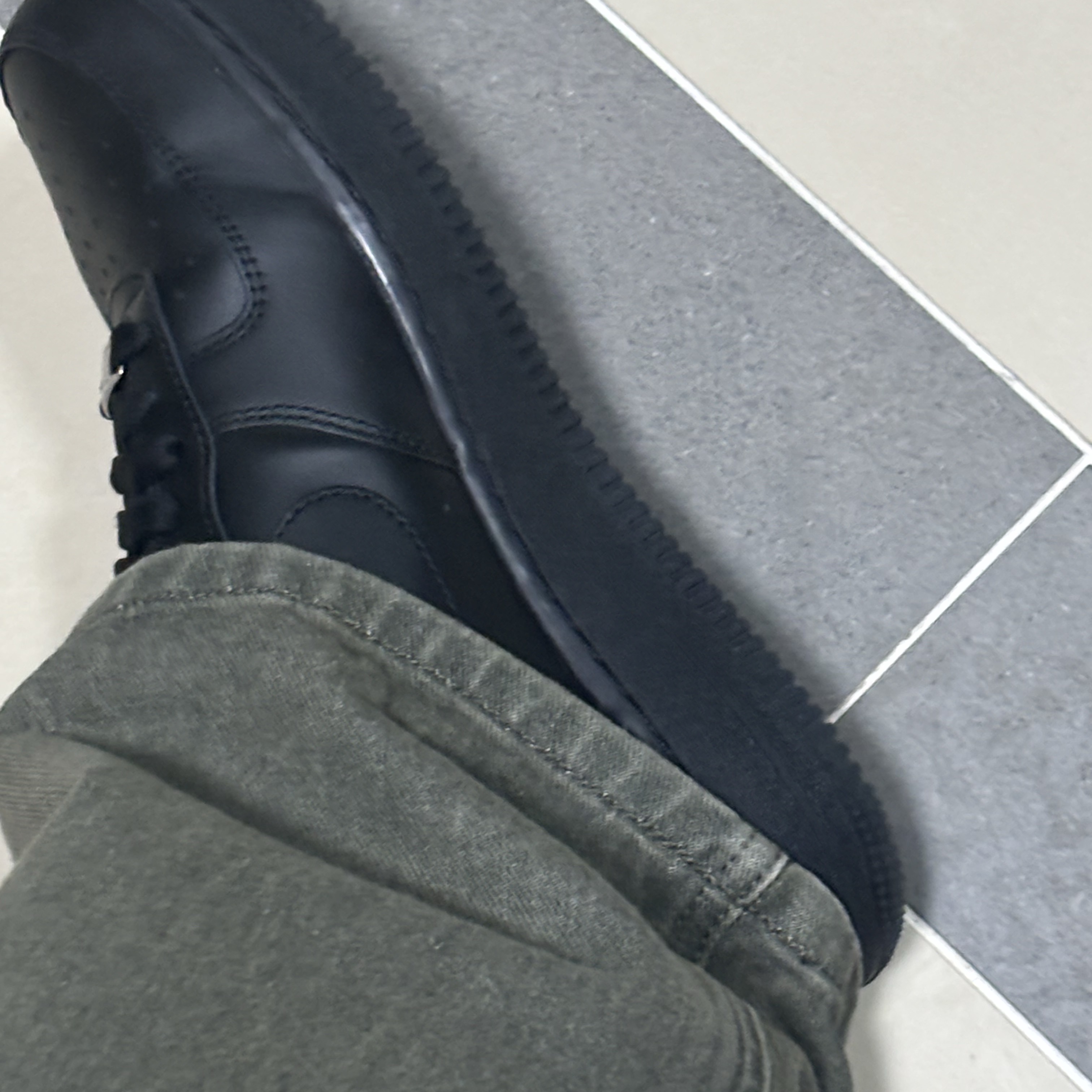 Nike Air Force 1 '07 Low Triple Black 착용 스타일 - 2