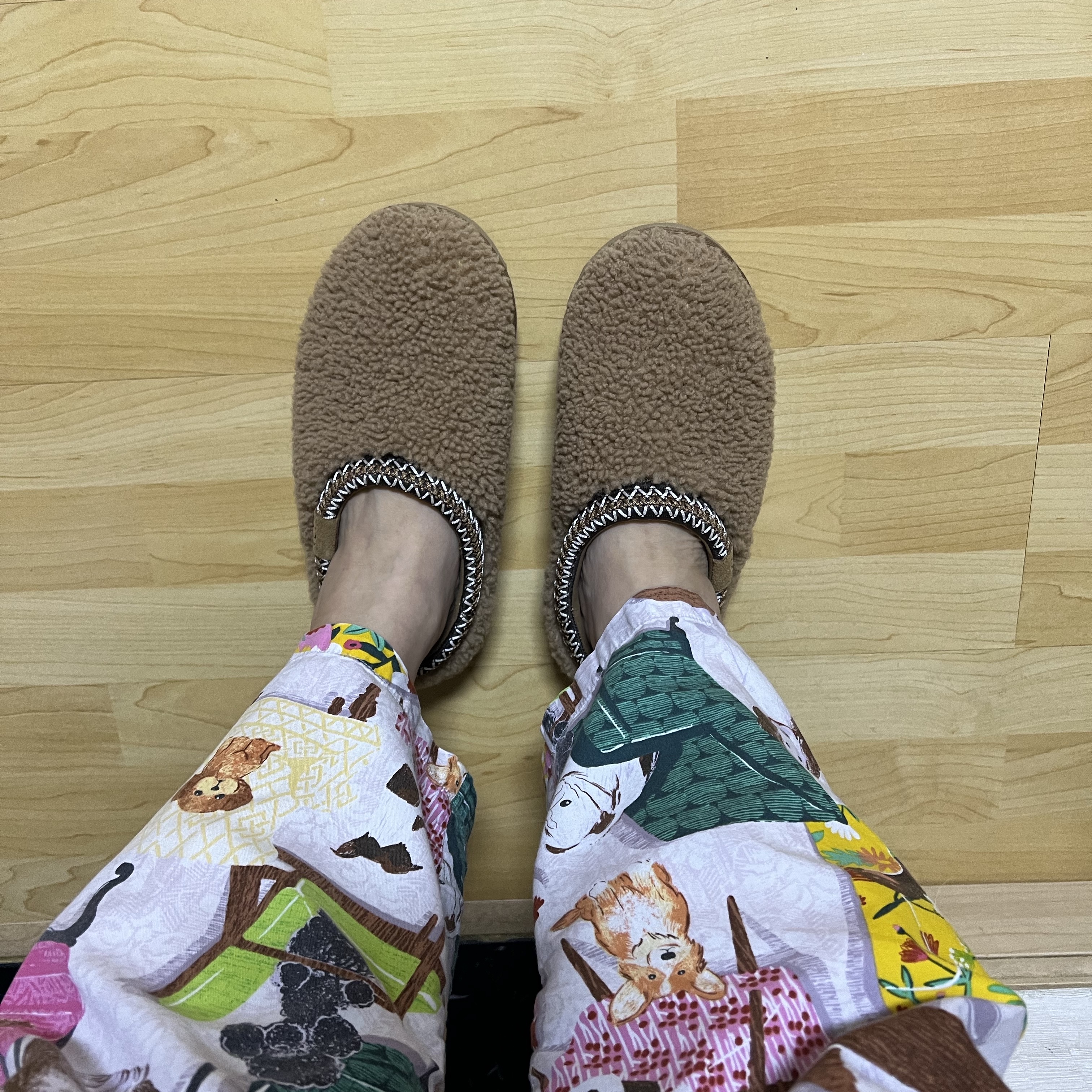(W) UGG Maxi Curly Tasman Slipper Chestnut 착용 스타일