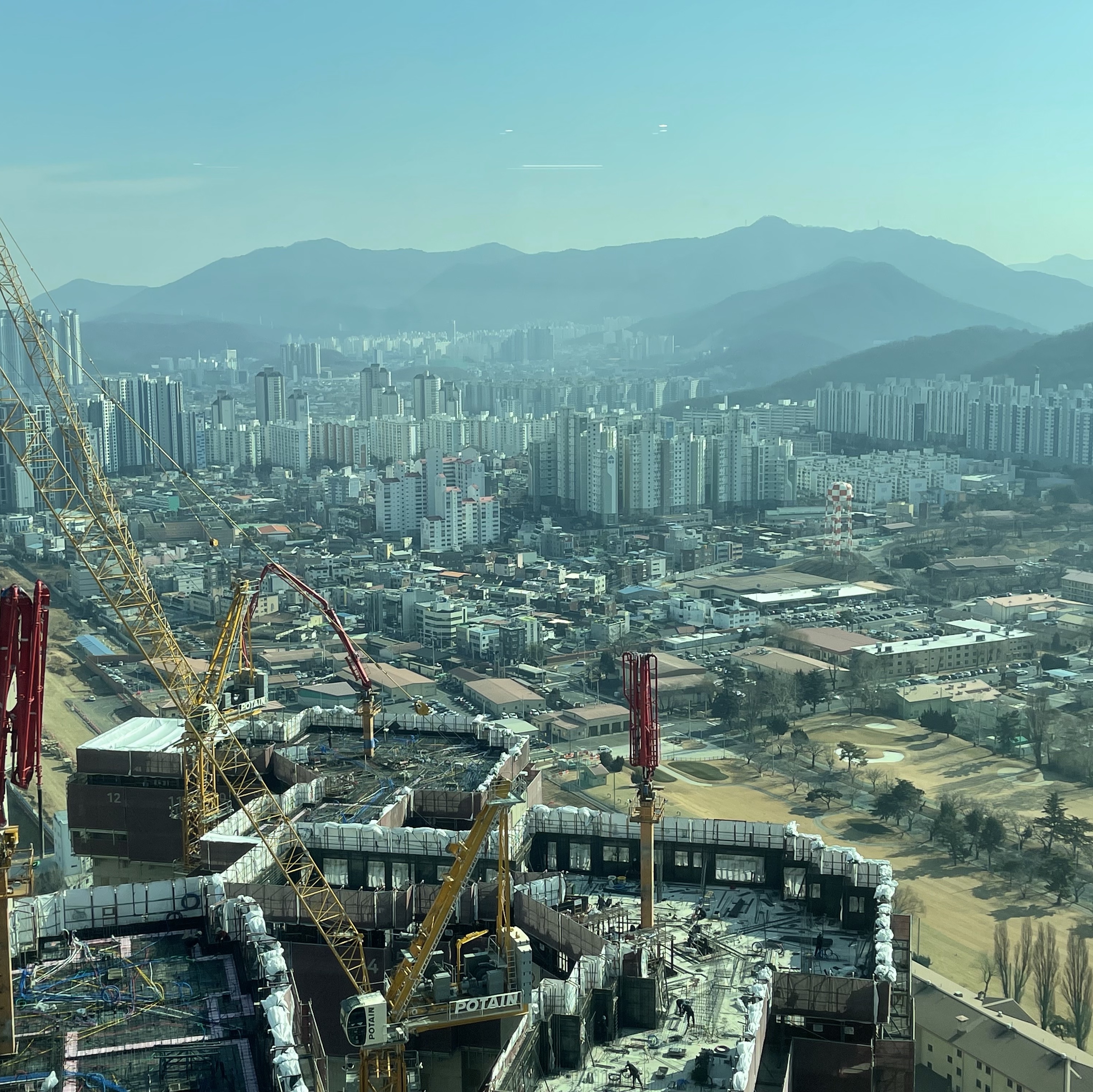 (W) Nike x Drake Nocta 8K Peaks Fleece Hoodie Midnight Navy (DV3645-410), (W) Nike x Drake Nocta 8K Peaks Fleece Pants Midnight Navy (DV3643-410) 착용 스타일 - 4