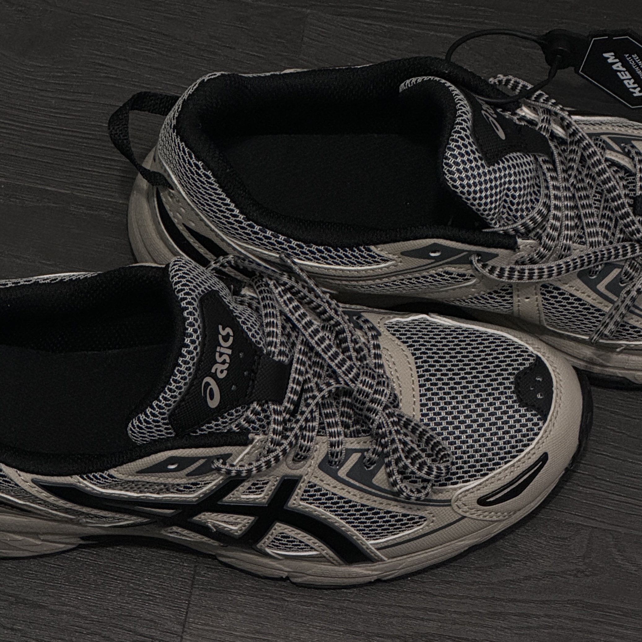 Asics Gel-Venture 6 Feather Grey Black 착용 스타일 - 2