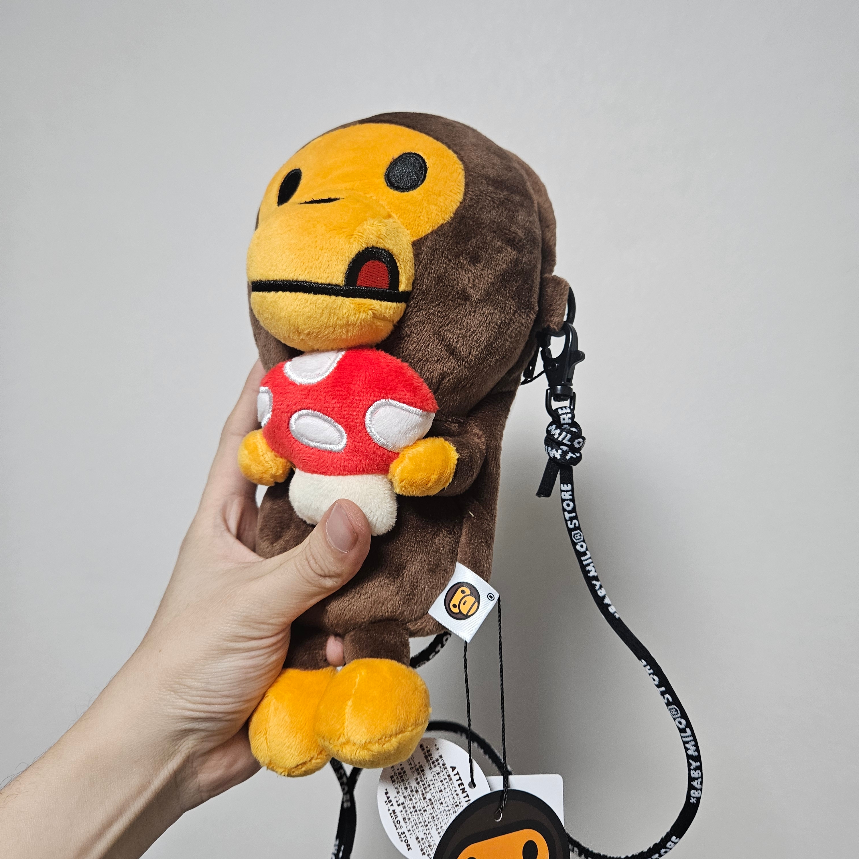 BAPE Baby Milo Plush Mobile Bag Brown 착용 스타일 - 1
