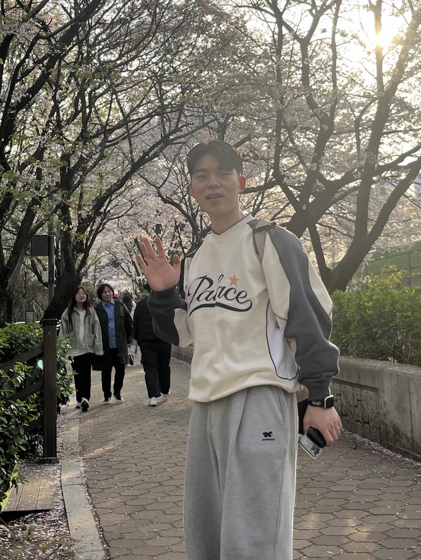 Palace Star Script Crew Soft White - 24SS 착용 스타일 - 3