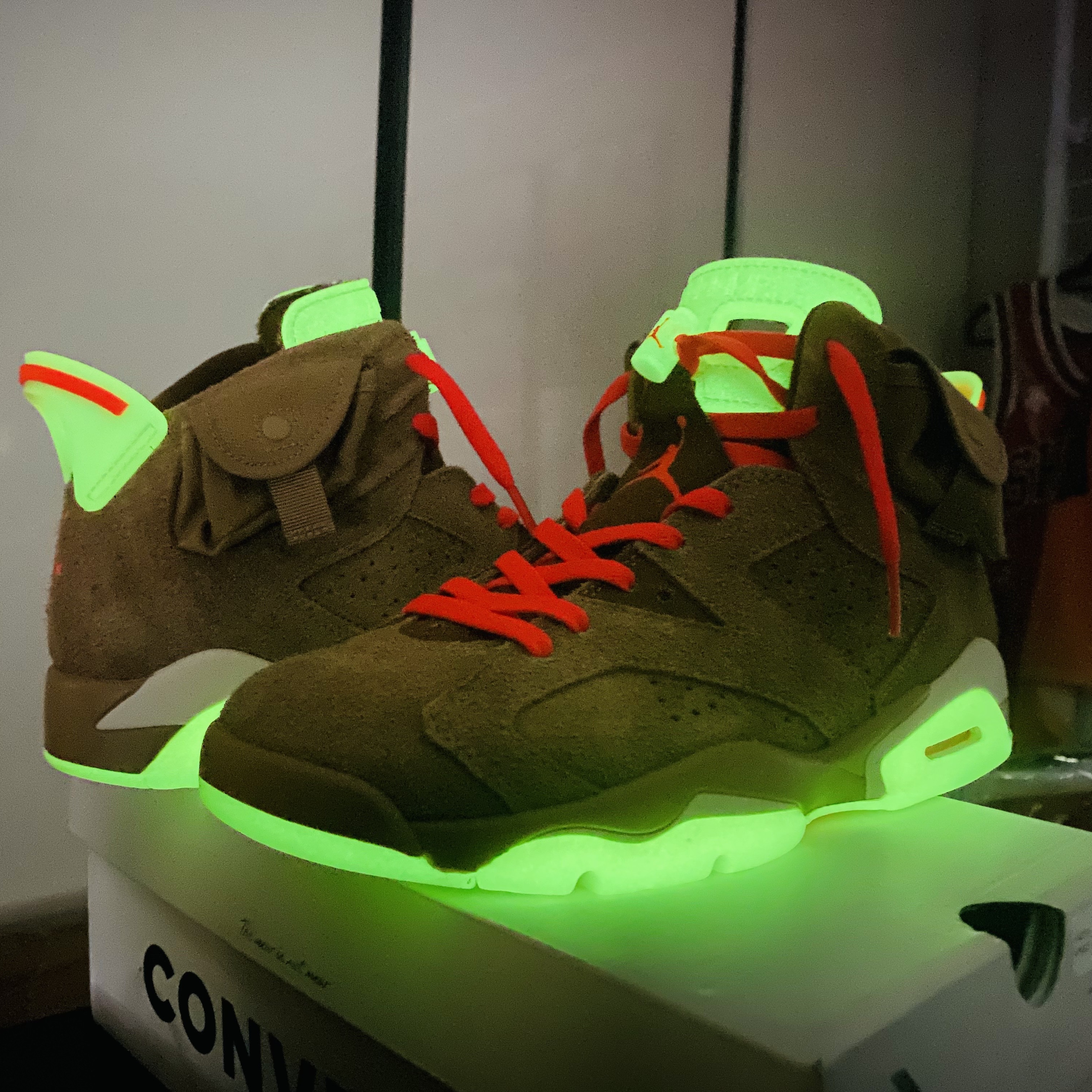 Jordan 6 x Travis Scott Retro SP British Khaki 착용 스타일 - 3