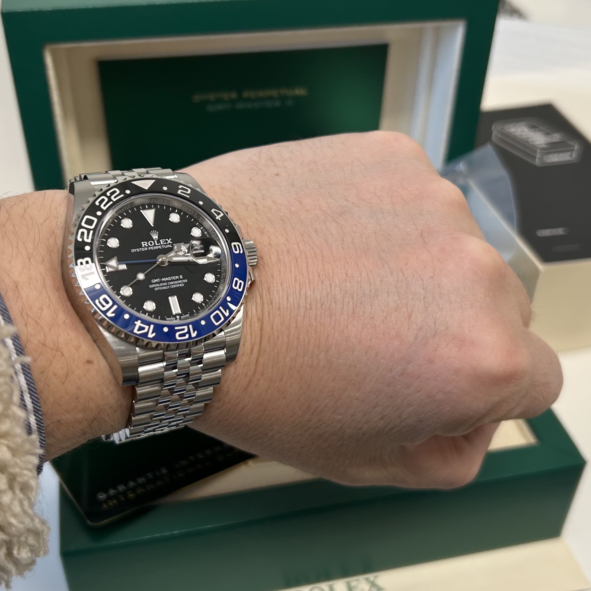 Rolex GMT-Master II 40mm 126710BLNR Black Jubilee 착용 스타일