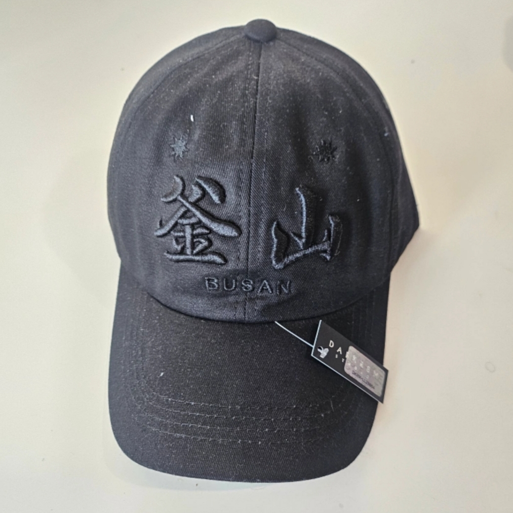 Darkr8m Studio Busan White Logo Cap 착용 스타일 - 3