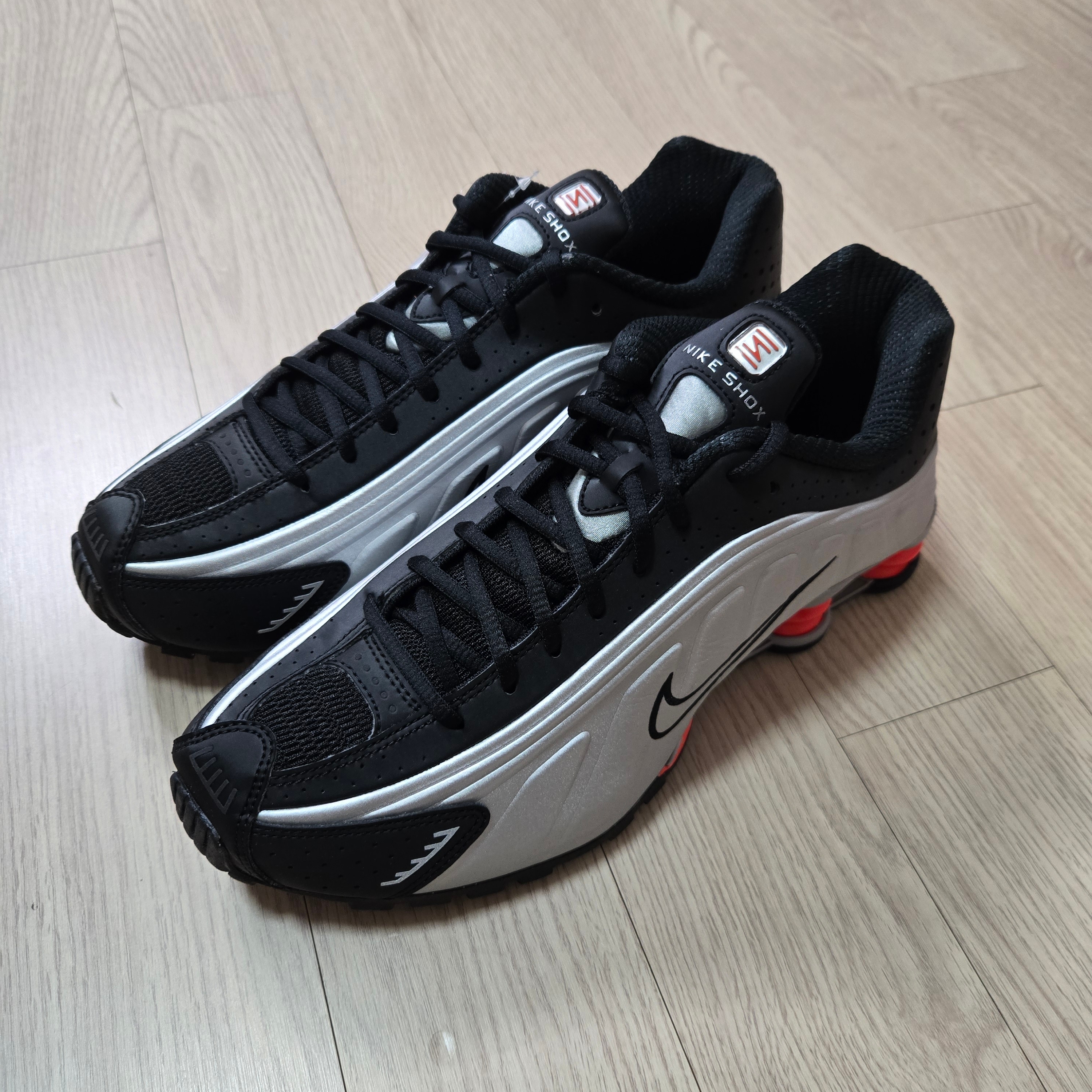 Nike Shox R4 Metallic Silver Red, Nike Shox R4 Black and Metallic Silver 착용 스타일
