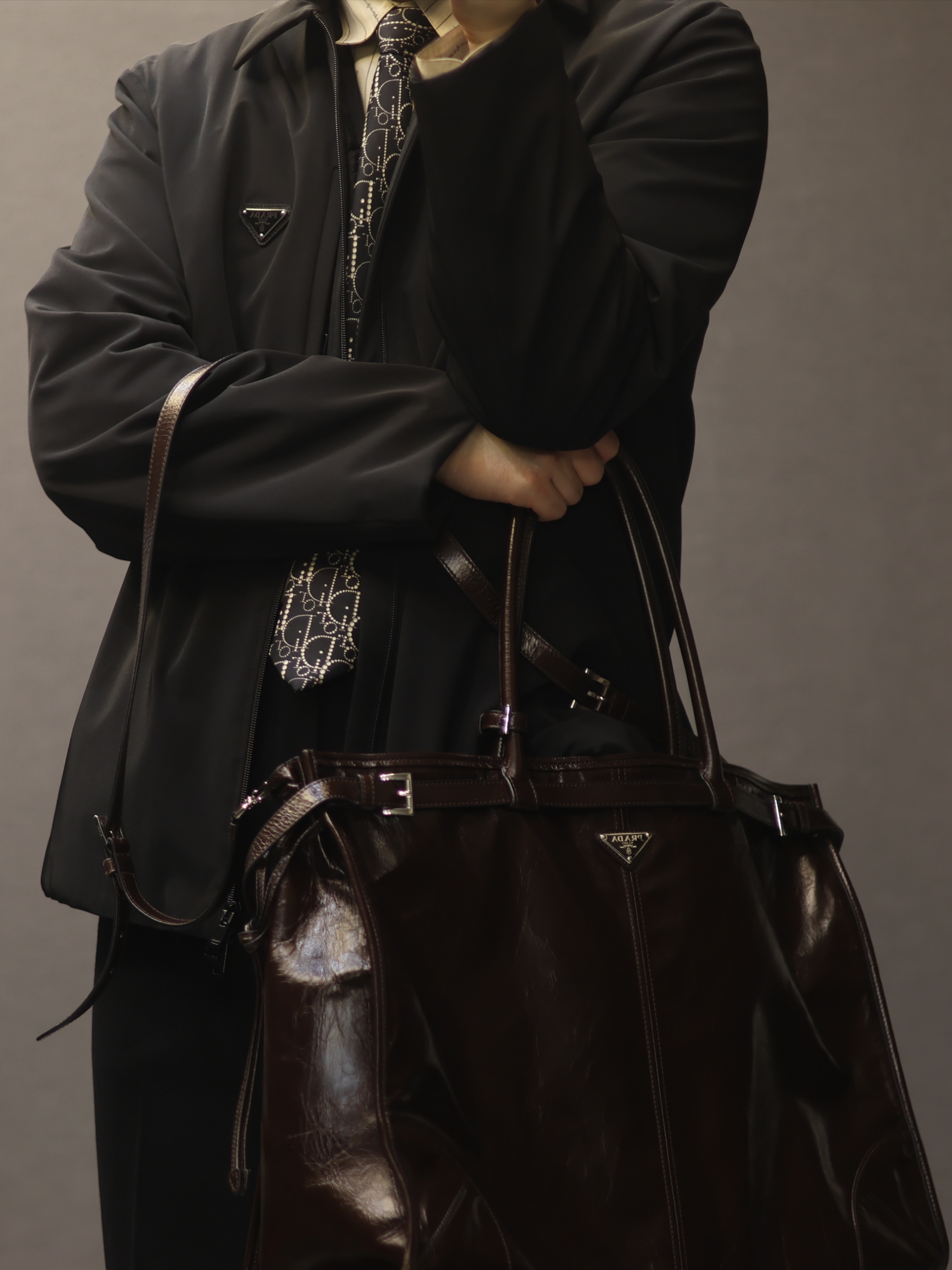 Prada Polyester Shirt Black, Prada Leather Tote Bag Dark Brown 착용 스타일 - 3