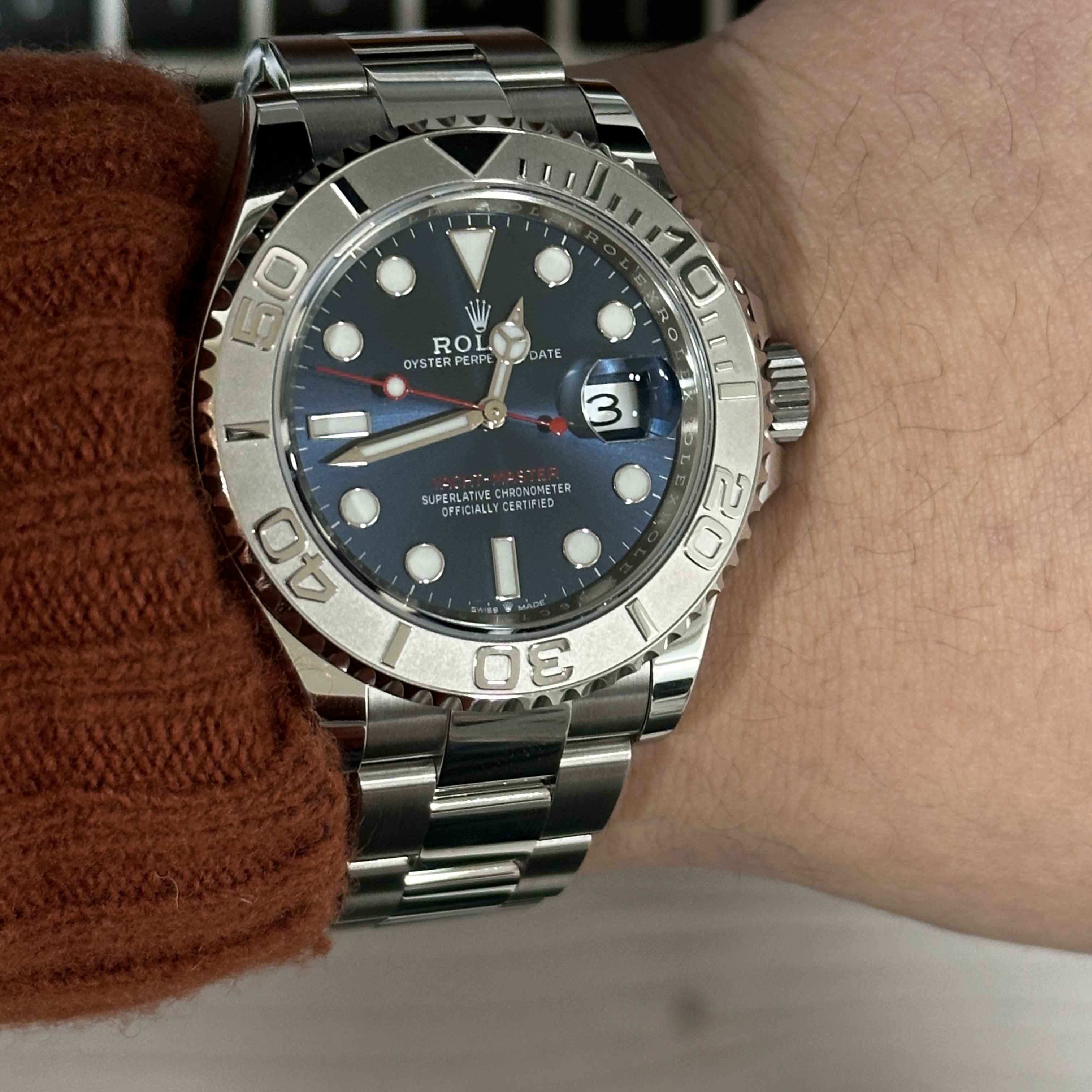 Rolex Yacht-Master 40mm 126622 Bright Blue Oyster 착용 스타일