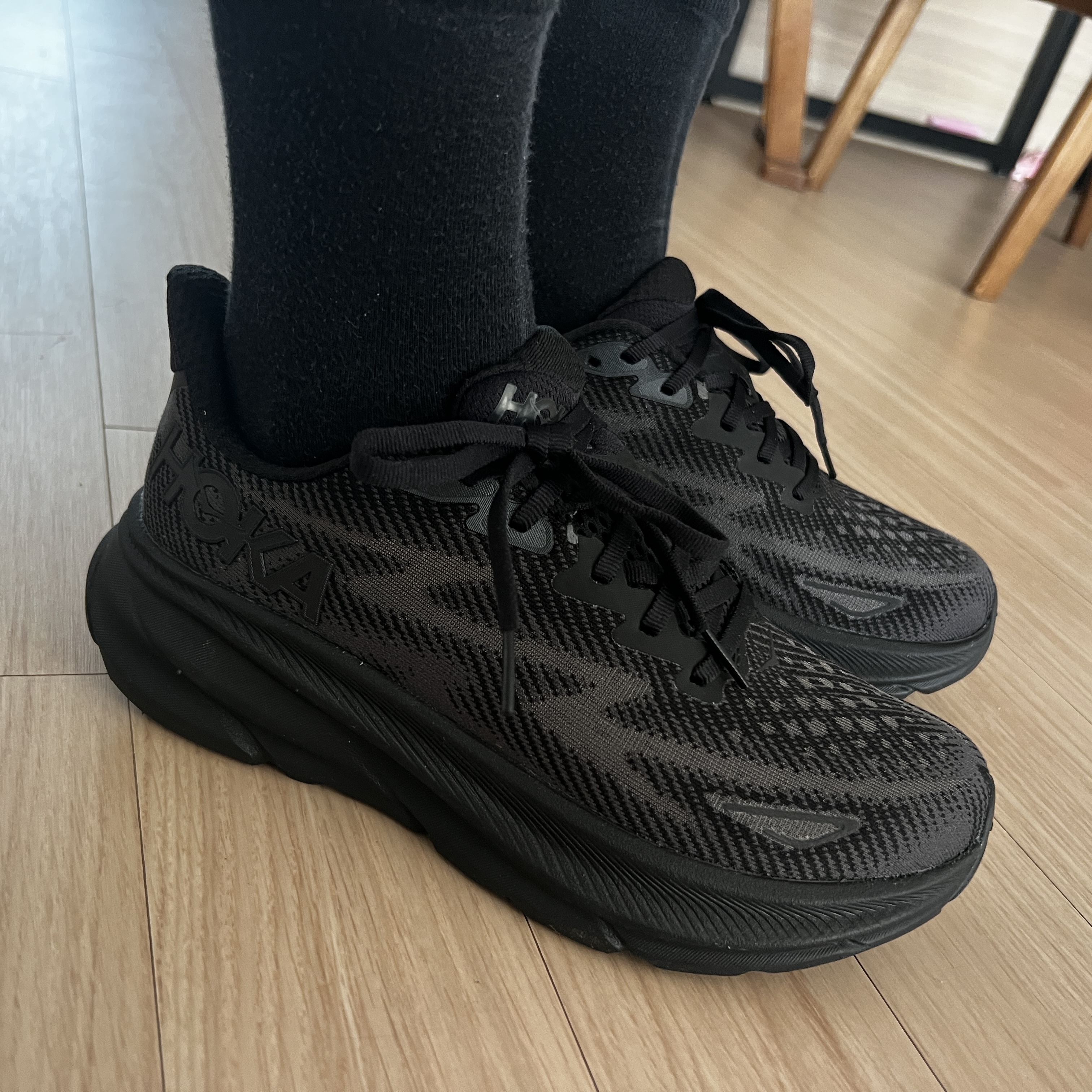 (W) Hoka Clifton 9 Black - Regular 착용 스타일