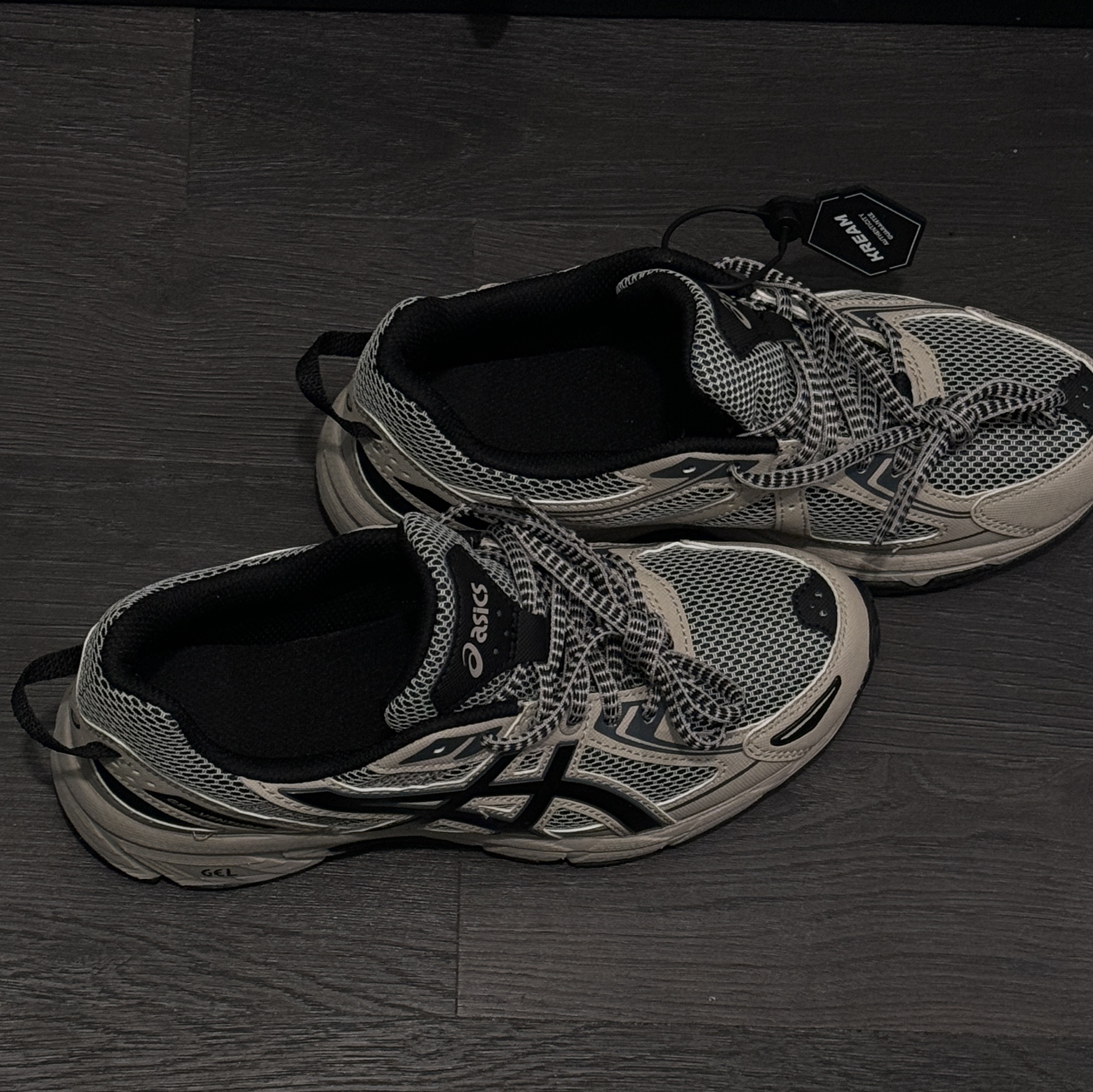 Asics Gel-Venture 6 Feather Grey Black 착용 스타일 - 1