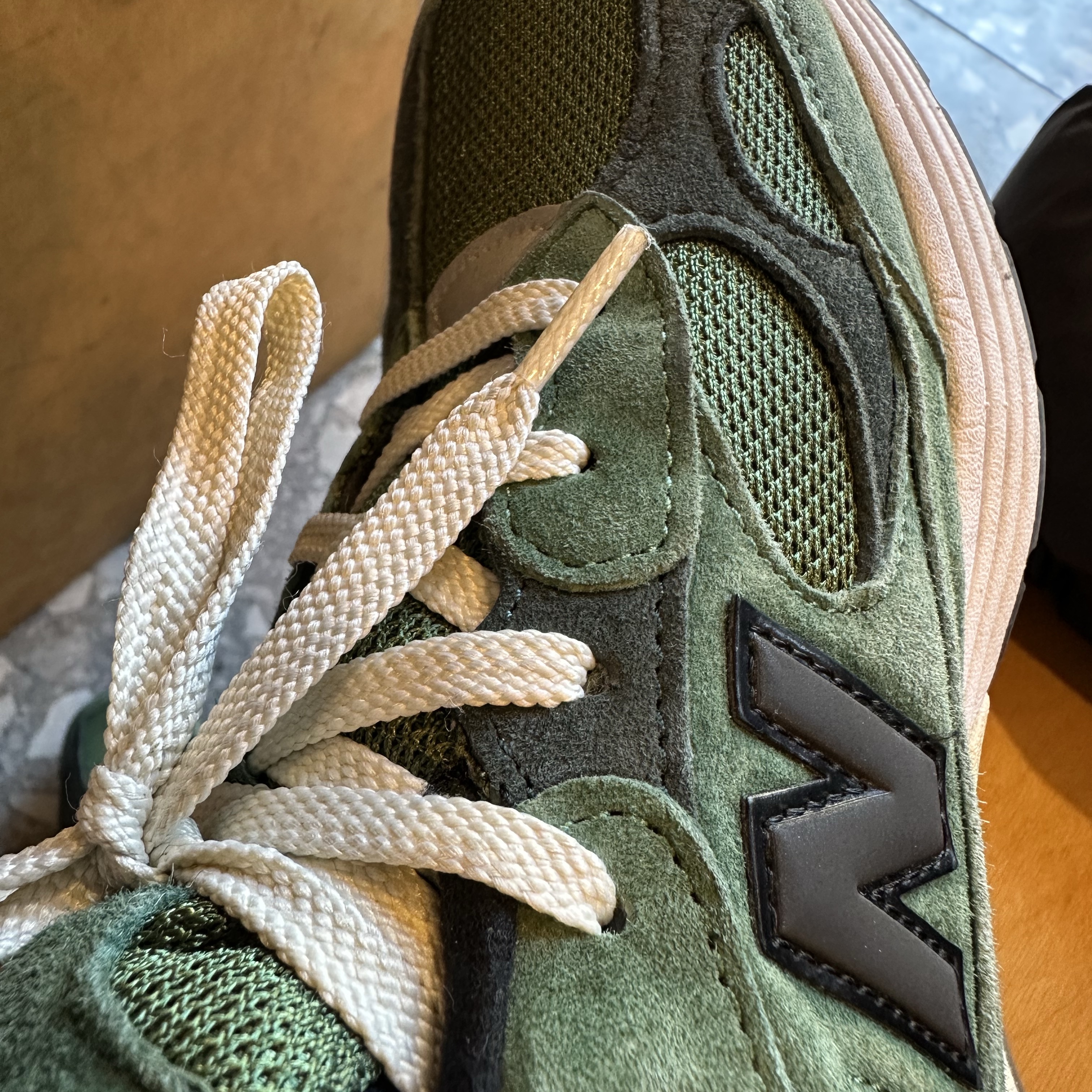 New Balance x JJJJound 992 Made in USA Mossy Green 착용 스타일 - 1
