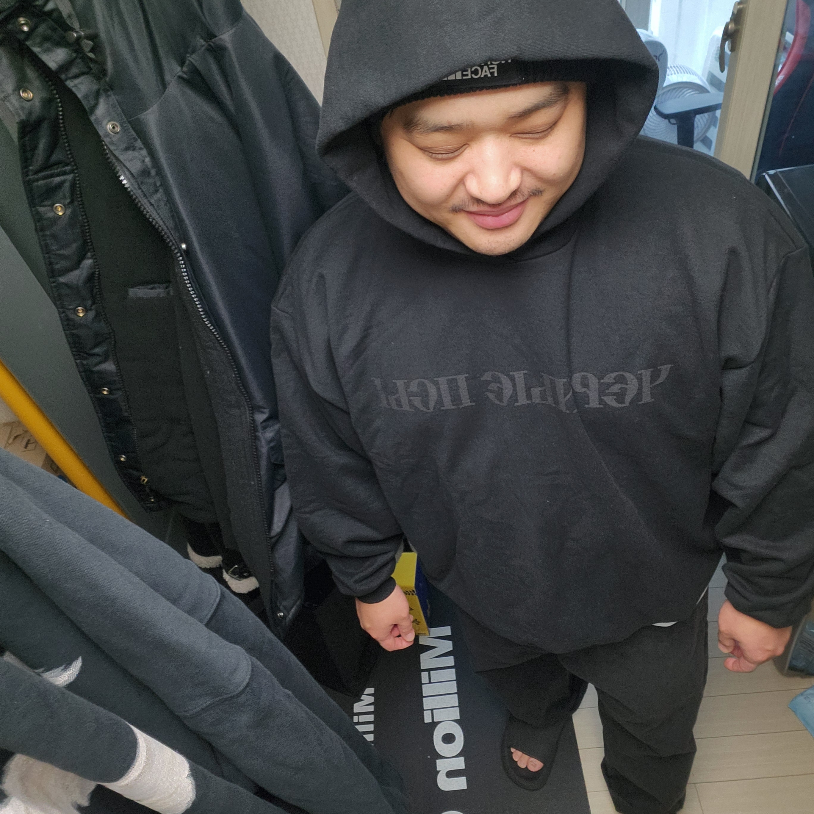 Yeezy x Gosha Rubchinskiy YZY Black Dogs Hoodie Black, Yeezy Gap Engineered By Balenciaga Sateen Cargo Pants Black 착용 스타일 - 2