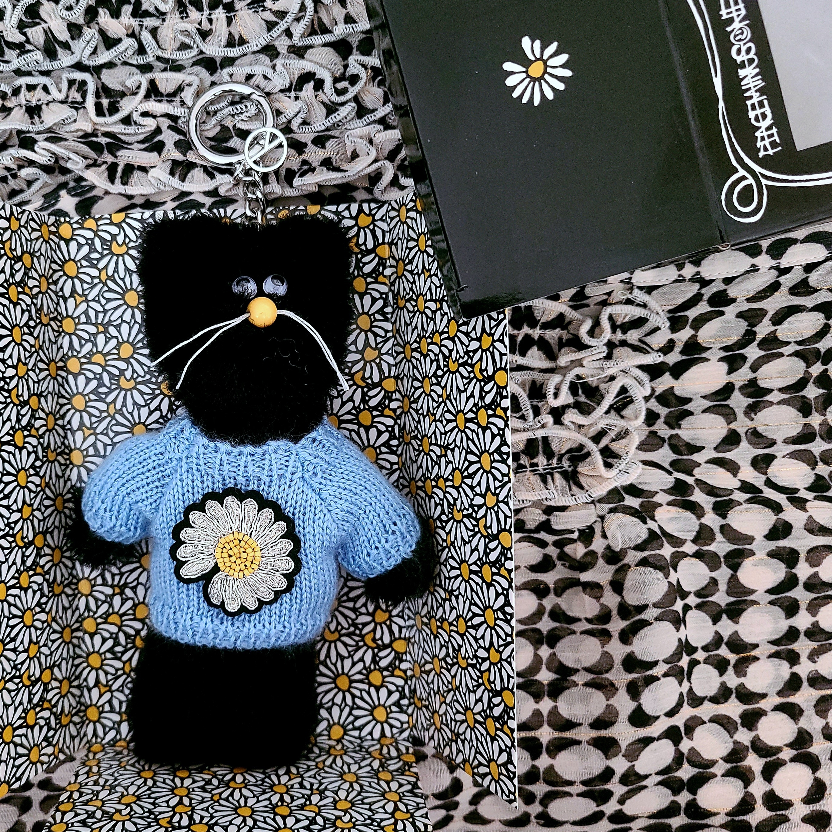 Monamhee x Peaceminusone Daihee Plush Keyring 착용 스타일 - 5
