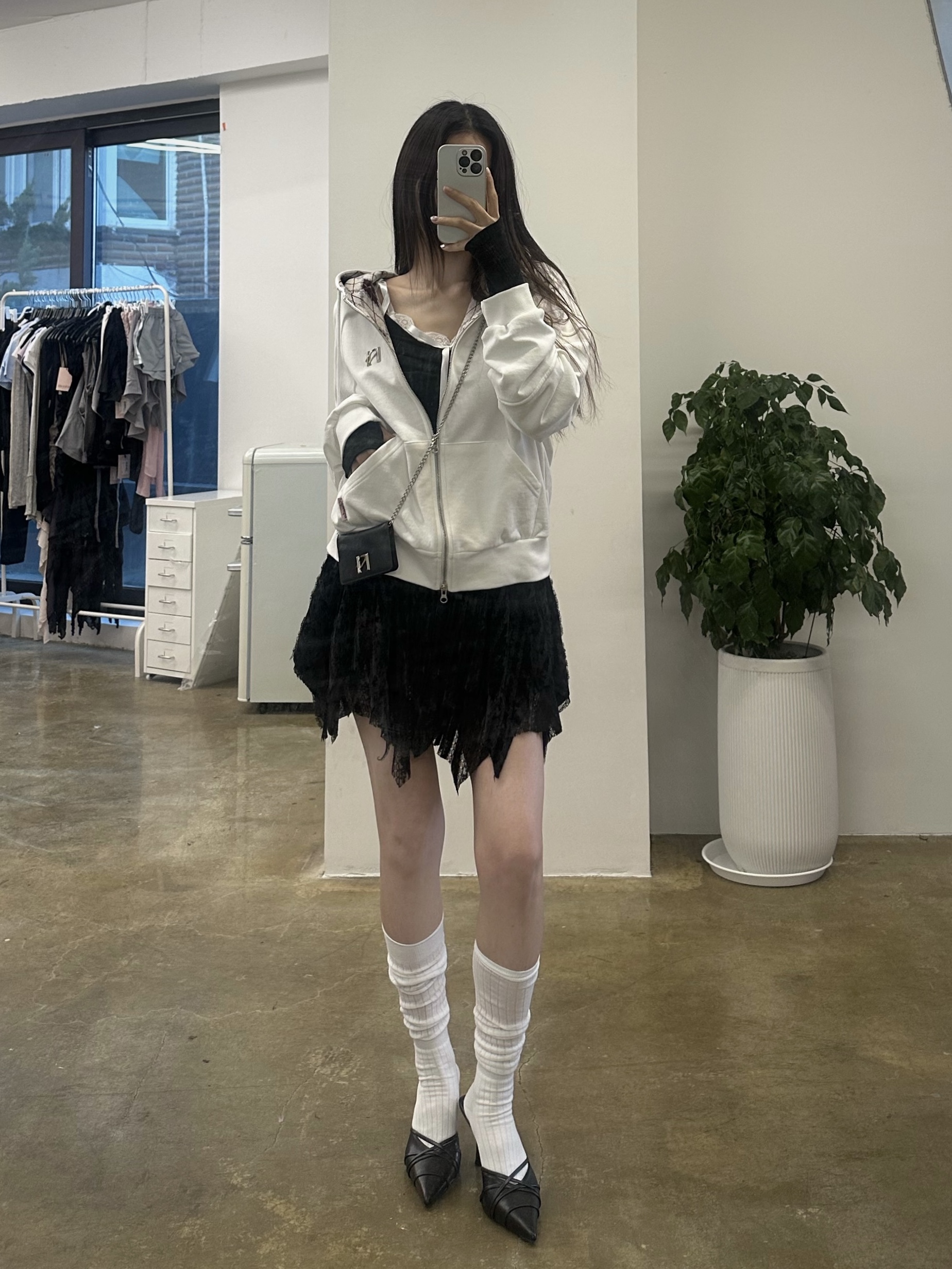 [KREAM 단독 / 예약 배송] Newalrin Lollipop Check Hoodie Zip Up White, Newalrin "N"  Leather Wallet chain Bag Washing Camel Brown 착용 스타일