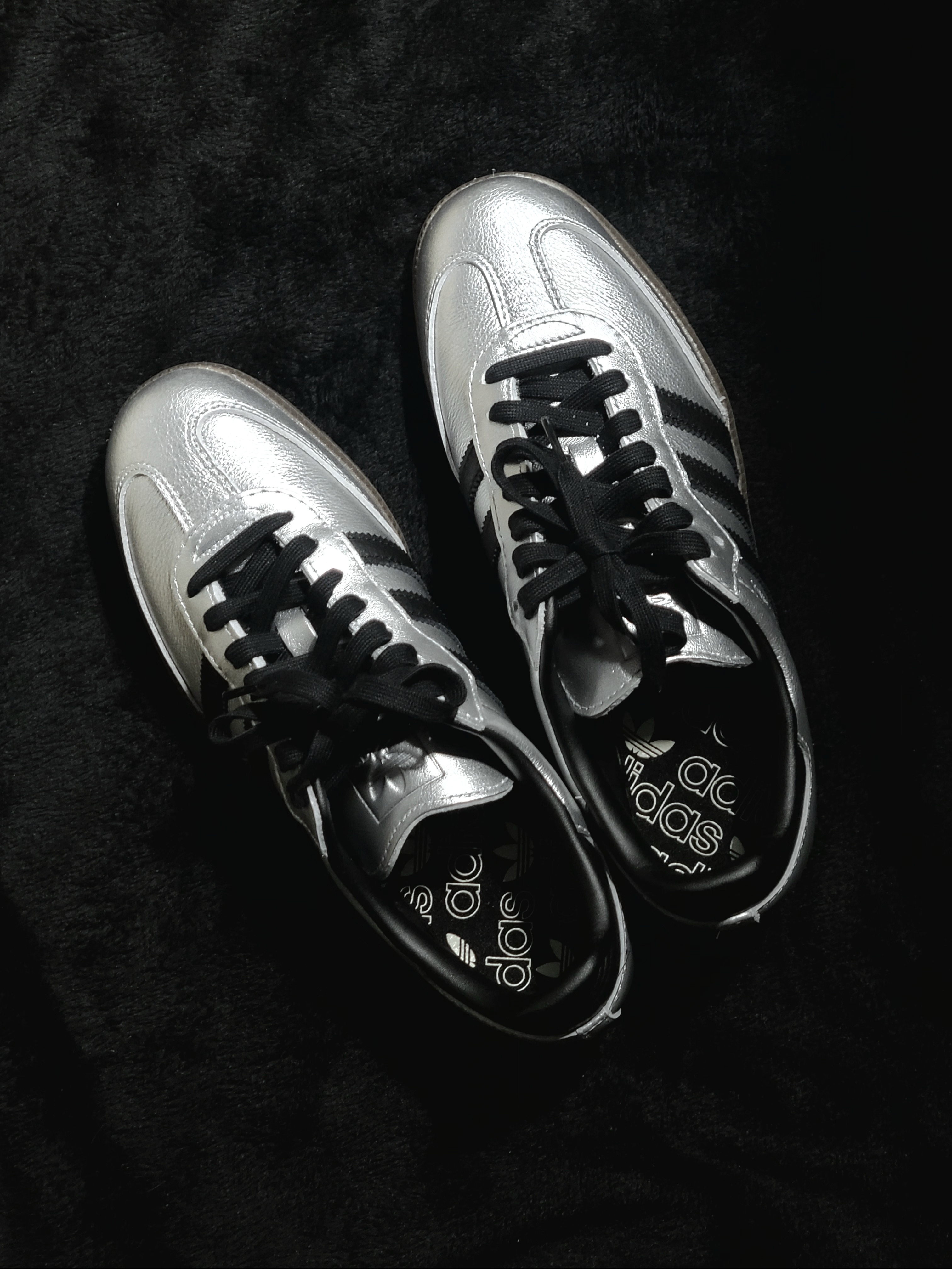 (W) Adidas Samba OG Silver Metalic Core Black Gum 착용 스타일 - 2