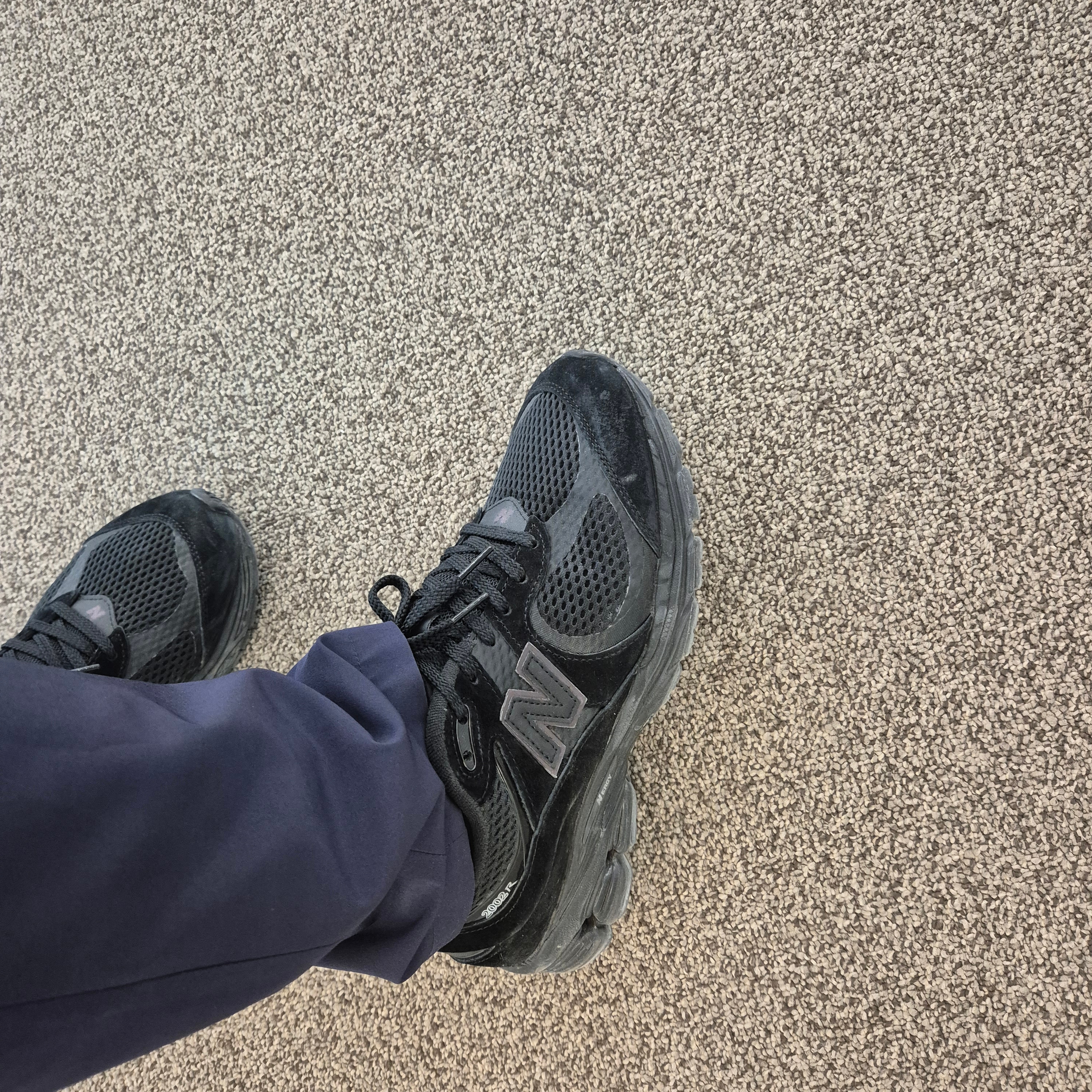New Balance 2002 Black 착용 스타일