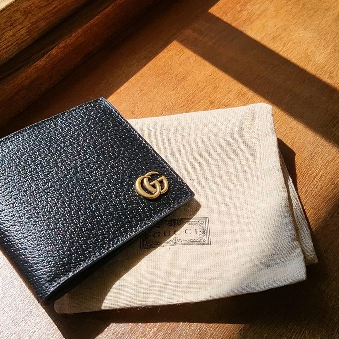Gucci GG Marmont Leather Bi-Fold Wallet Black Gold 착용 스타일