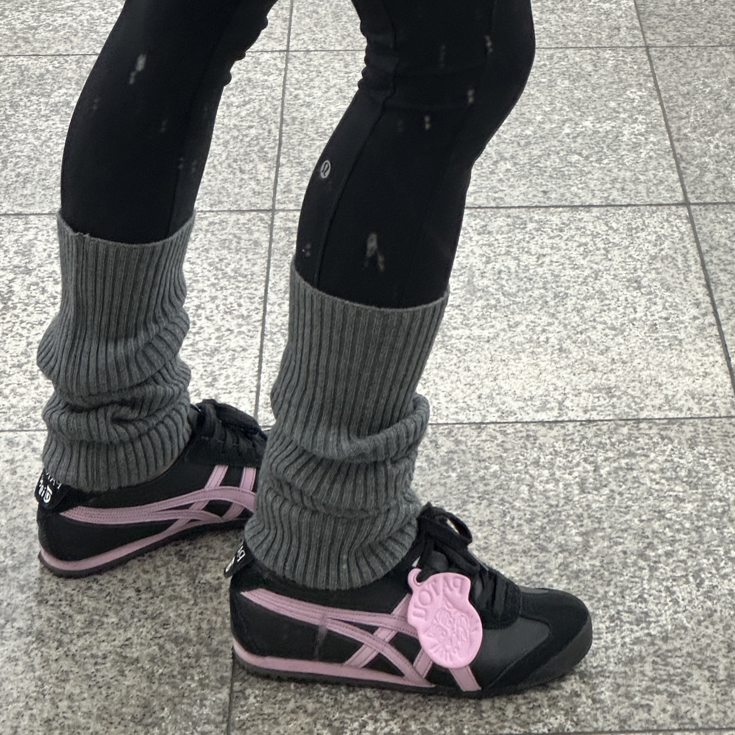 Onitsuka Tiger x Patou Mexico 66 Black Cotton Candy, (W) Lululemon Align High-Rise 24 Inch Pocket Pants Black - Asia 착용 스타일 - 2