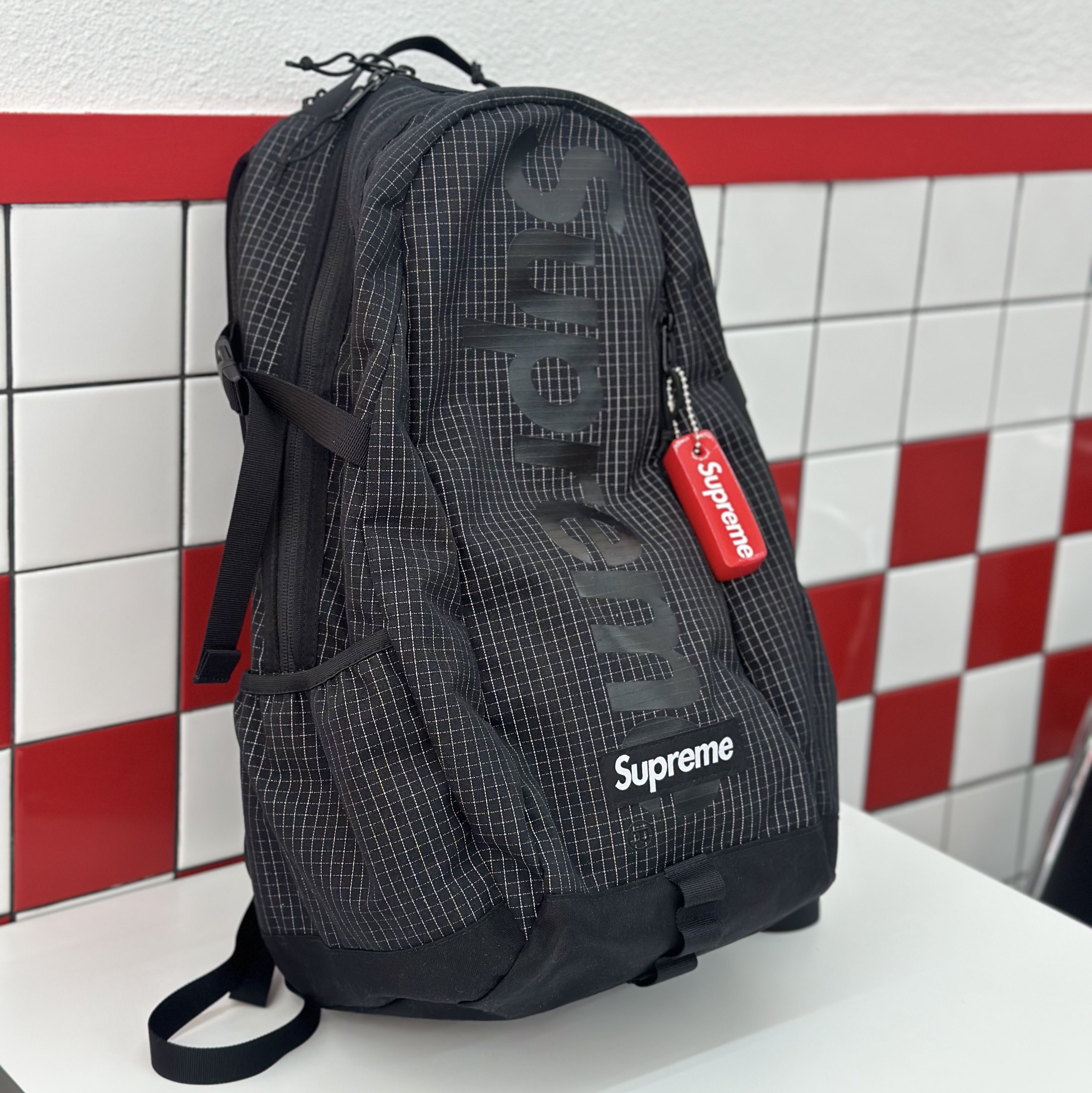 Supreme Backpack Black - 24SS, Supreme Floating Keychain Red - 23FW 착용 스타일 - 2