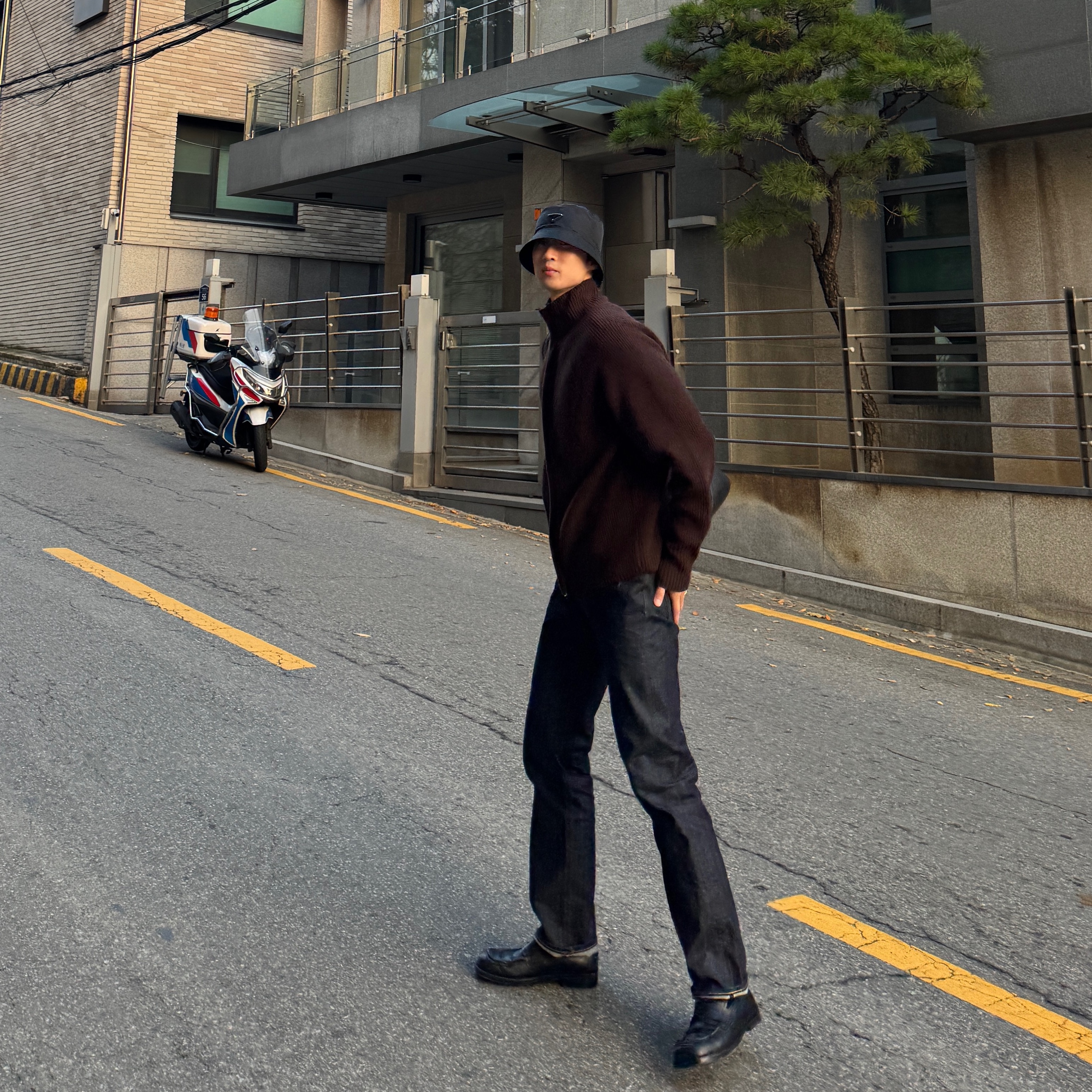 Prada Re-Nylon Bucket Hat Black, LVC 1947 501 Rigid Cotton Jean Dark Indigo 착용 스타일 - 1