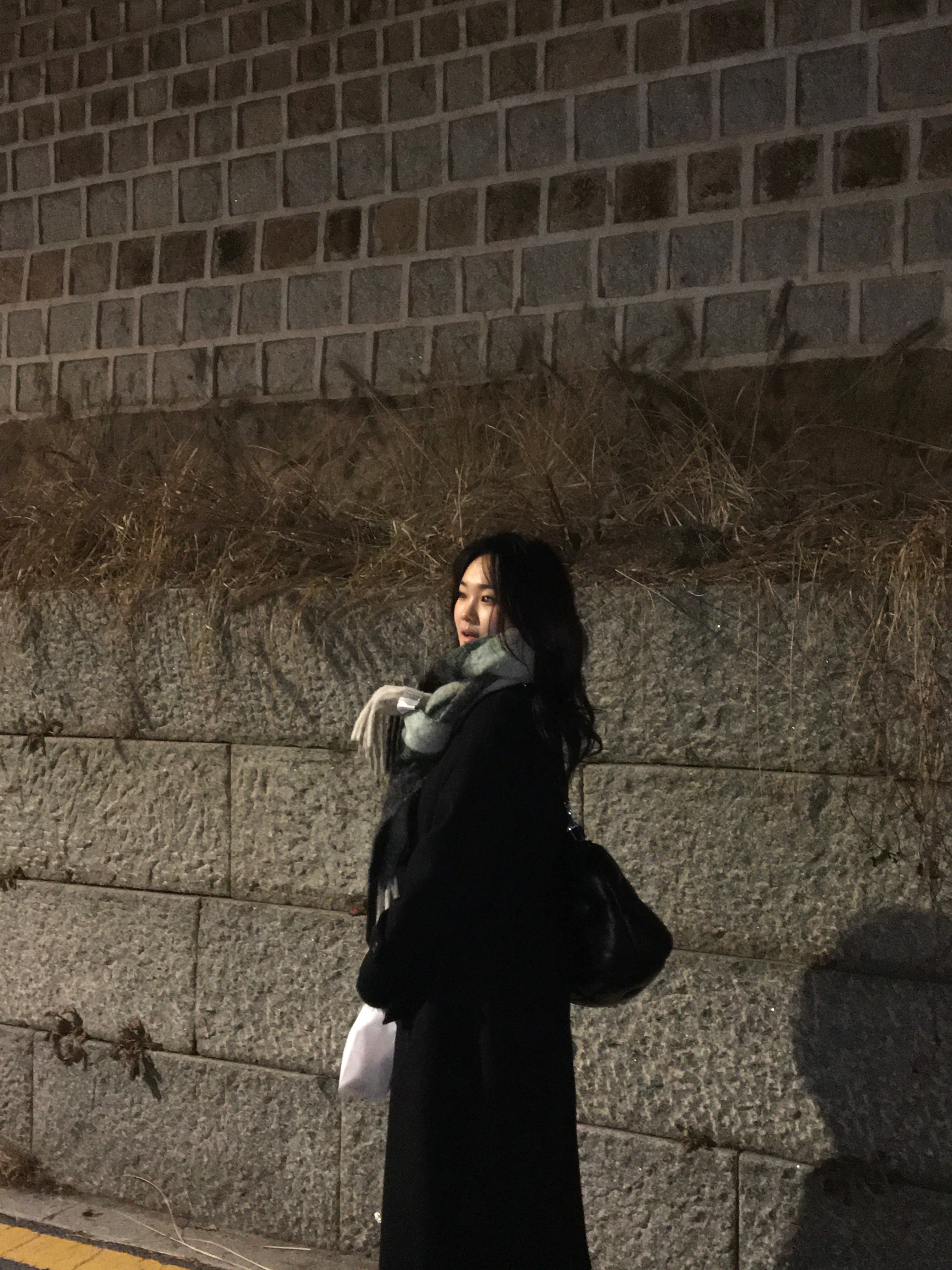 Acne Studios Mohair Check Muffler Grey Green Black, Maison Margiela Glam Slam Classique Medium Bag Black 착용 스타일 - 1