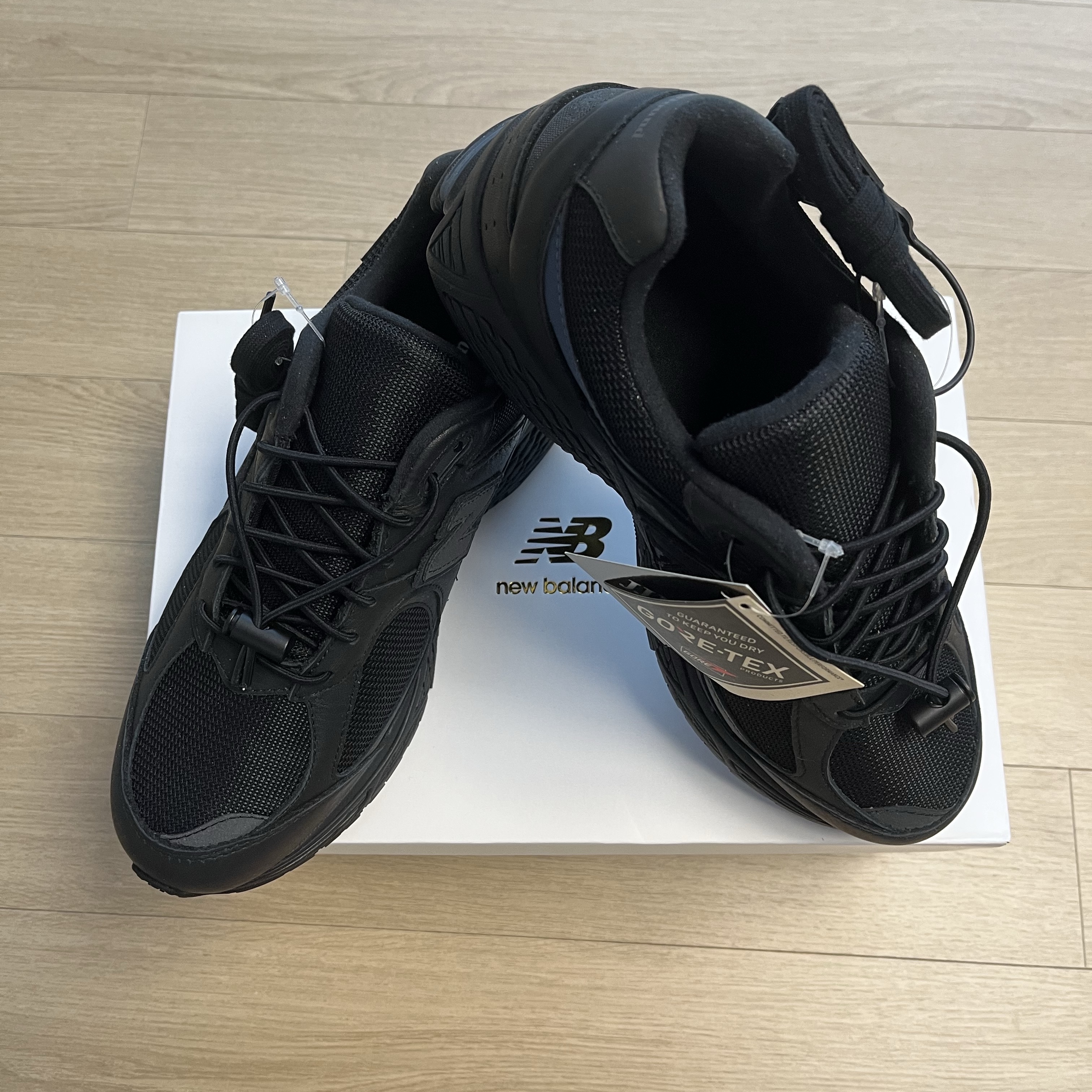 New Balance x JJJJound 2002R Leather Gore-Tex Black Storm 착용 스타일