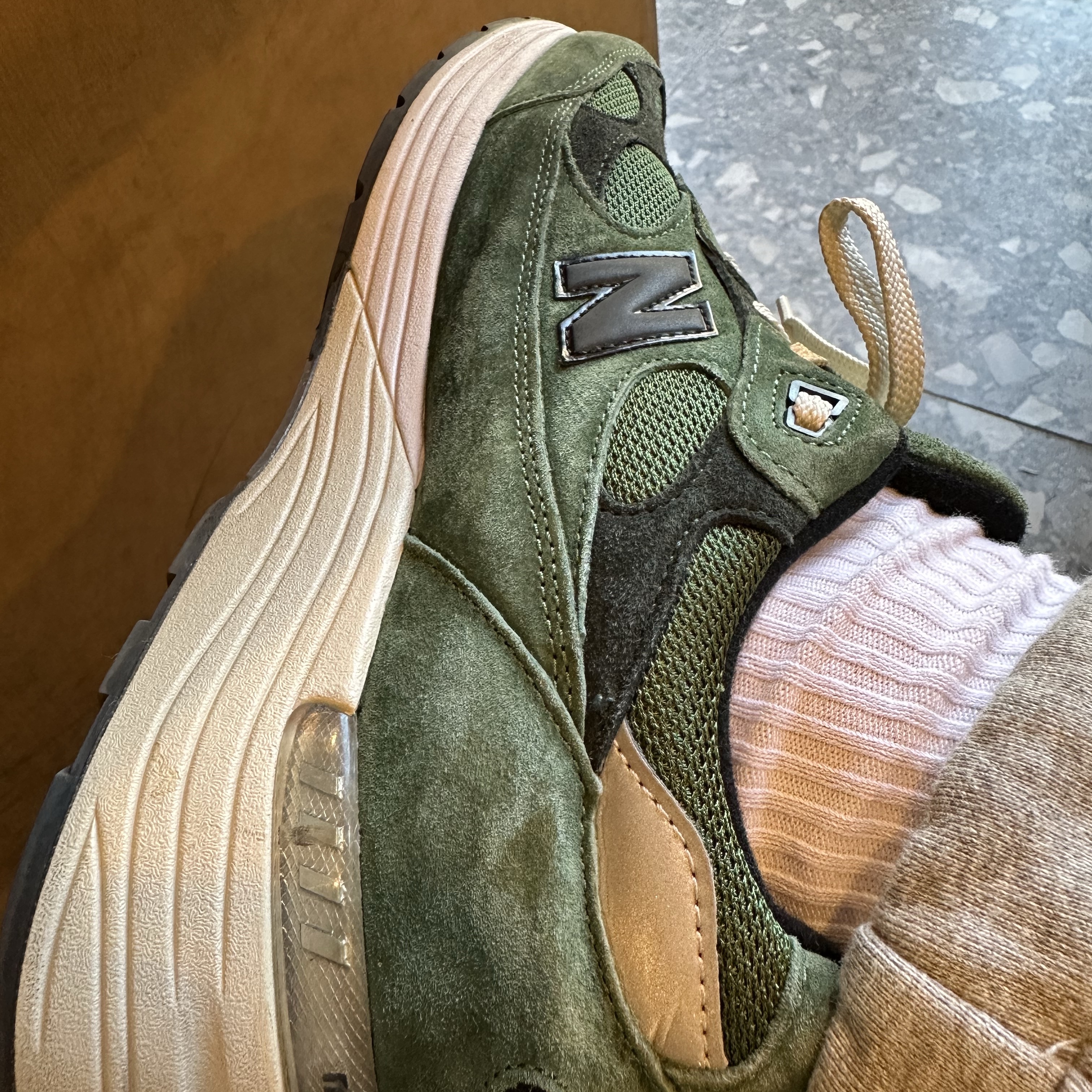 New Balance x JJJJound 992 Made in USA Mossy Green 착용 스타일 - 2