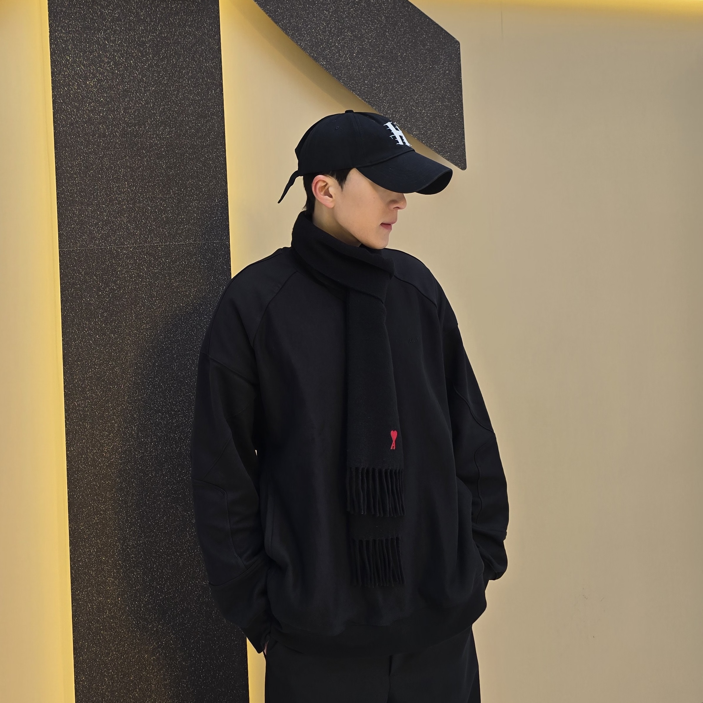 AMI de Coeur Wool Classic Muffler Black 착용 스타일
