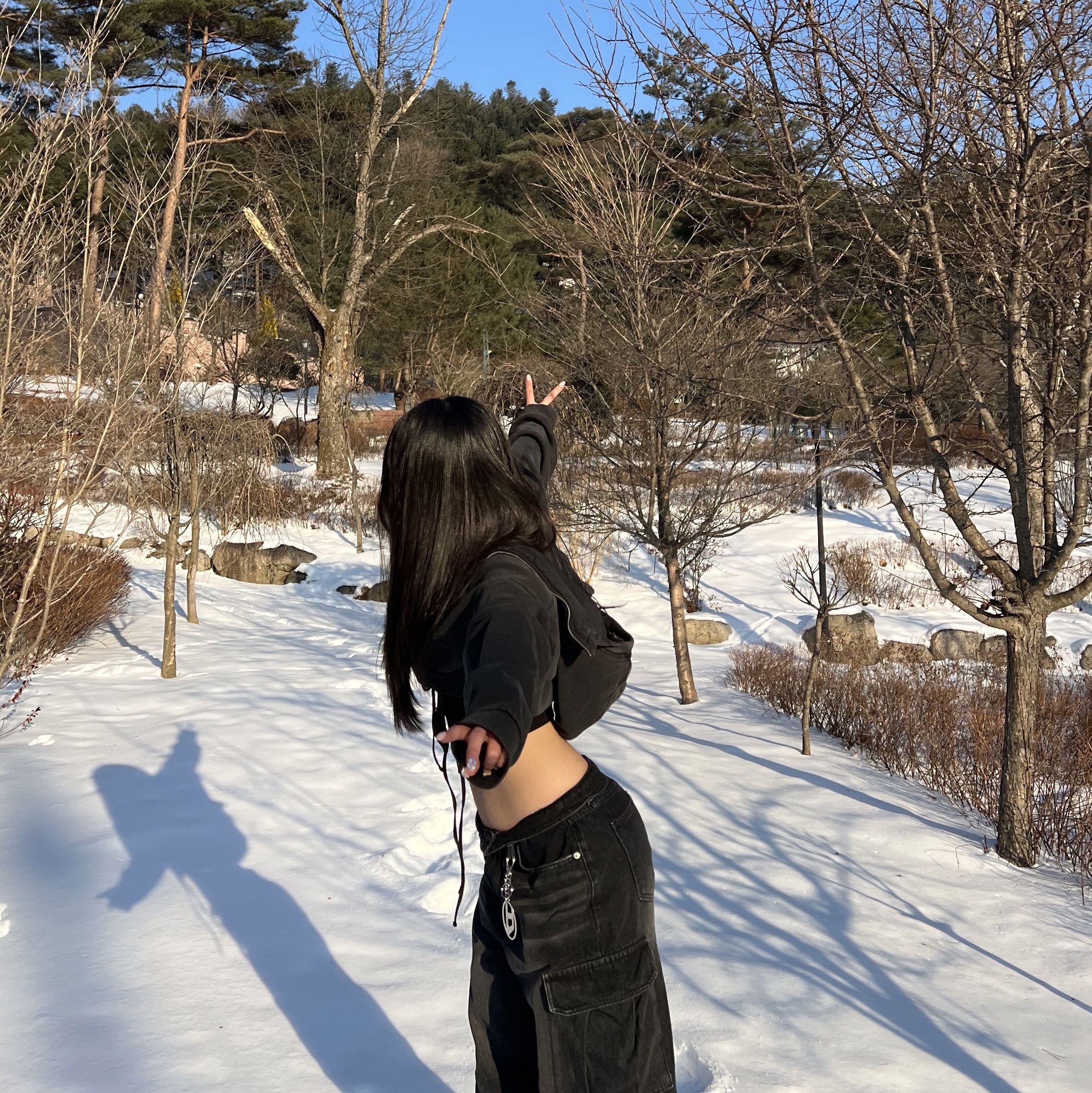 Entire Studios Women Cropped Full Zip Washed Black - 24FW, Surgery Cargo Double Jeans Black Denim 착용 스타일 - 3