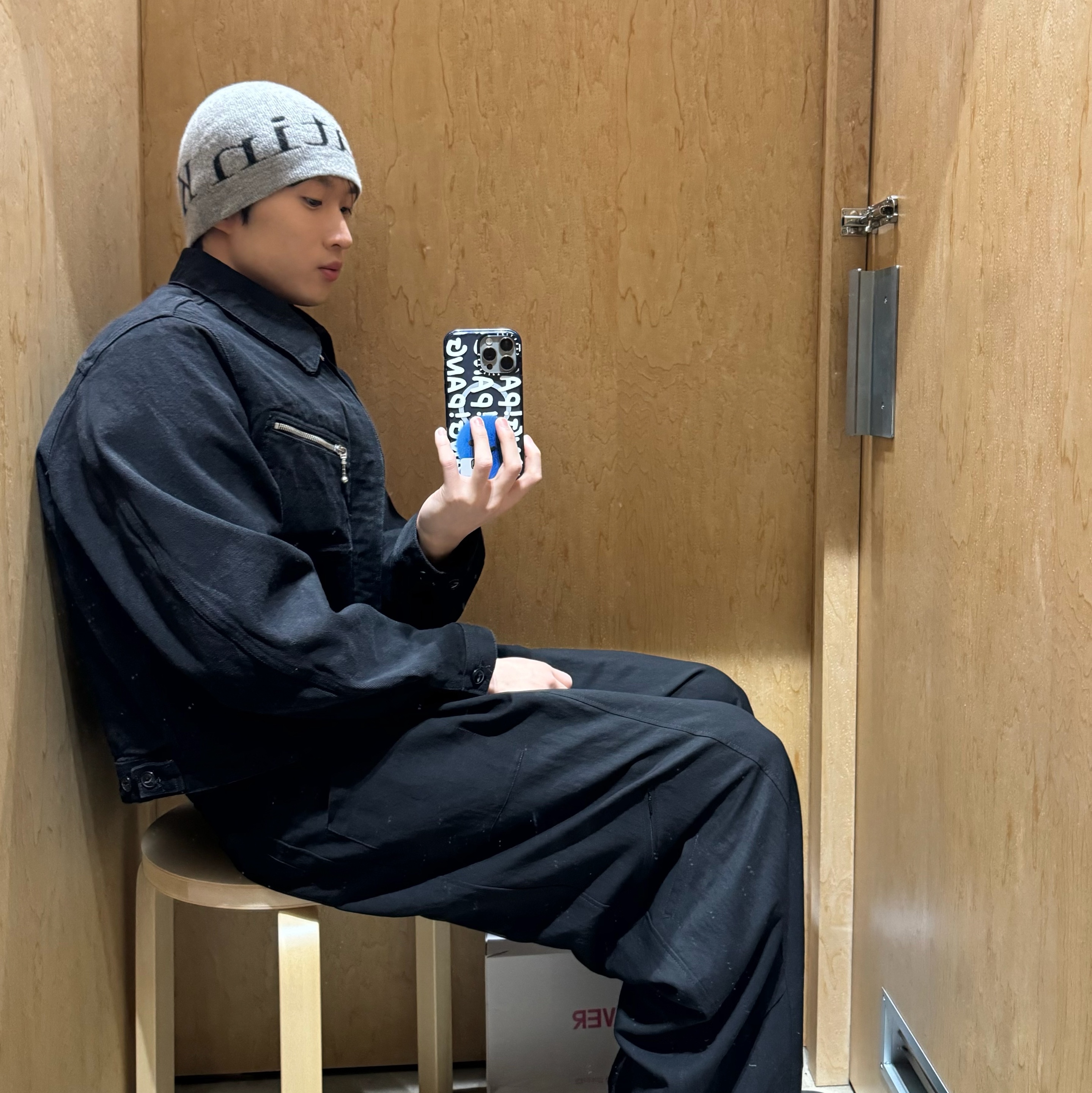Matin Kim Logo Jacquard Short Beanie Grey 착용 스타일