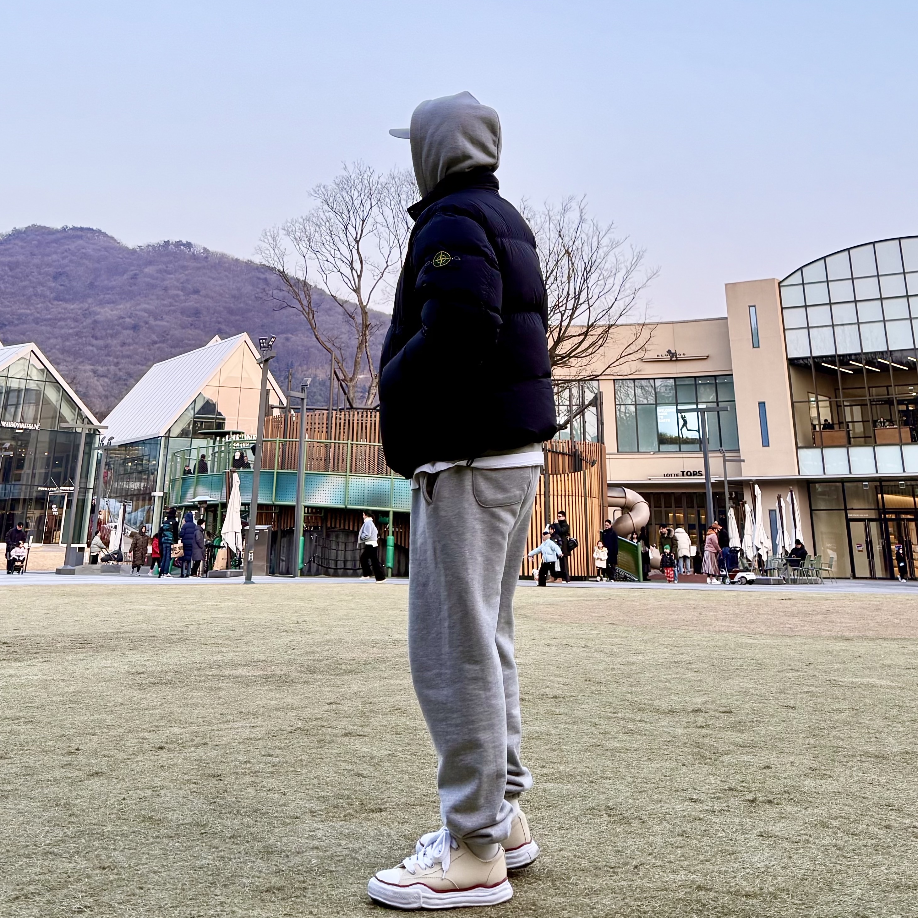 Stone Island 40123 Garment Dyed Crinkle Reps R-NY Down Jacket Black - 24FW, Maison Mihara Yasuhiro Peterson OG Sole Canvas Low-top Sneakers Natural 착용 스타일