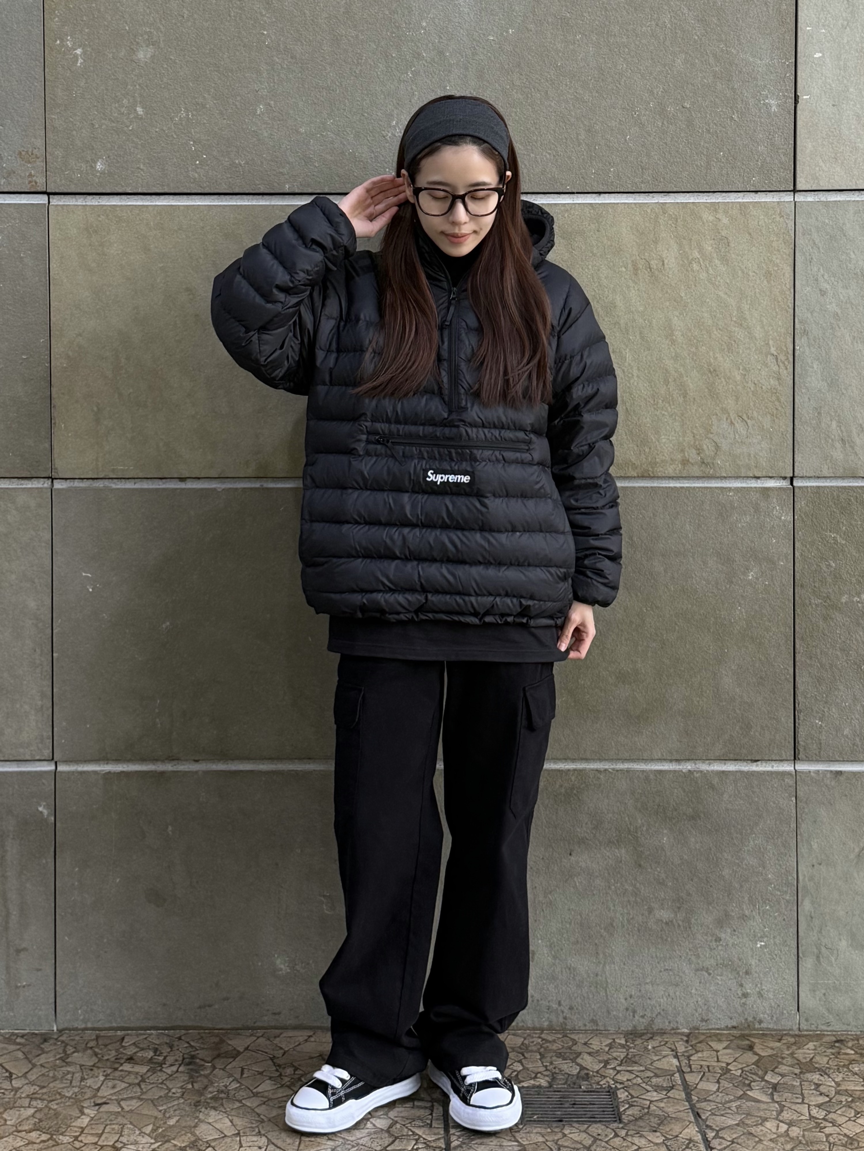 Supreme Micro Down Half Zip Hooded Pullover Black - 24FW, Supreme Grinch T-Shirt Black - 24FW 착용 스타일 - 1
