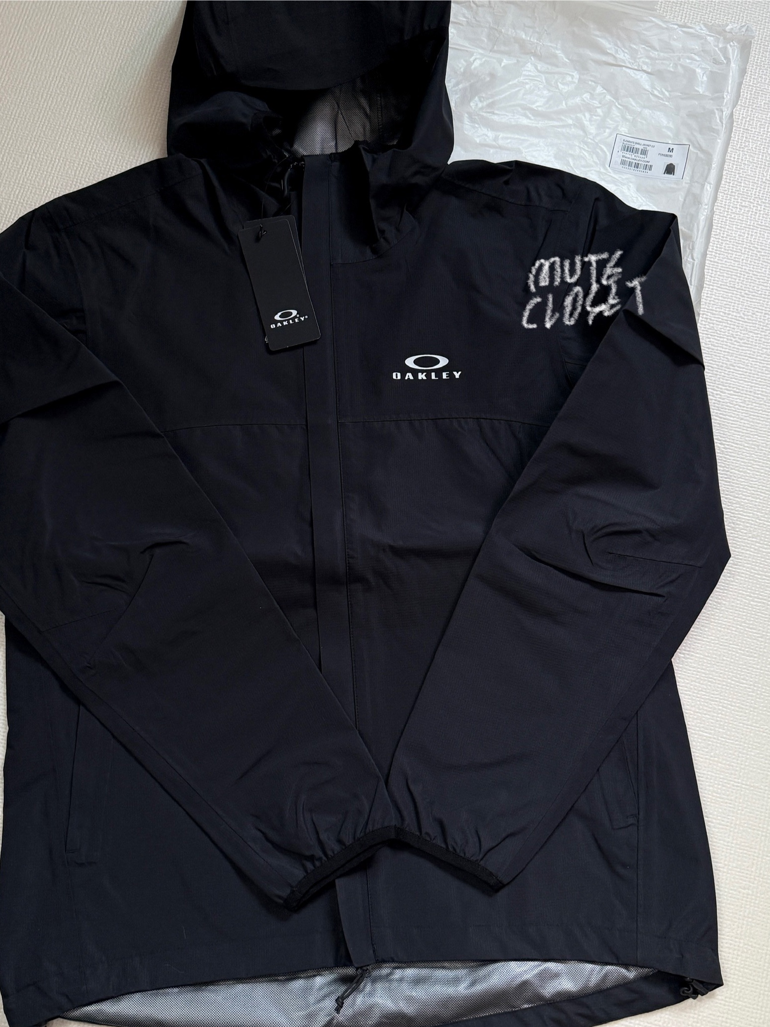 Oakley Elements Shell Jacket 2.0 Blackout 착용 스타일