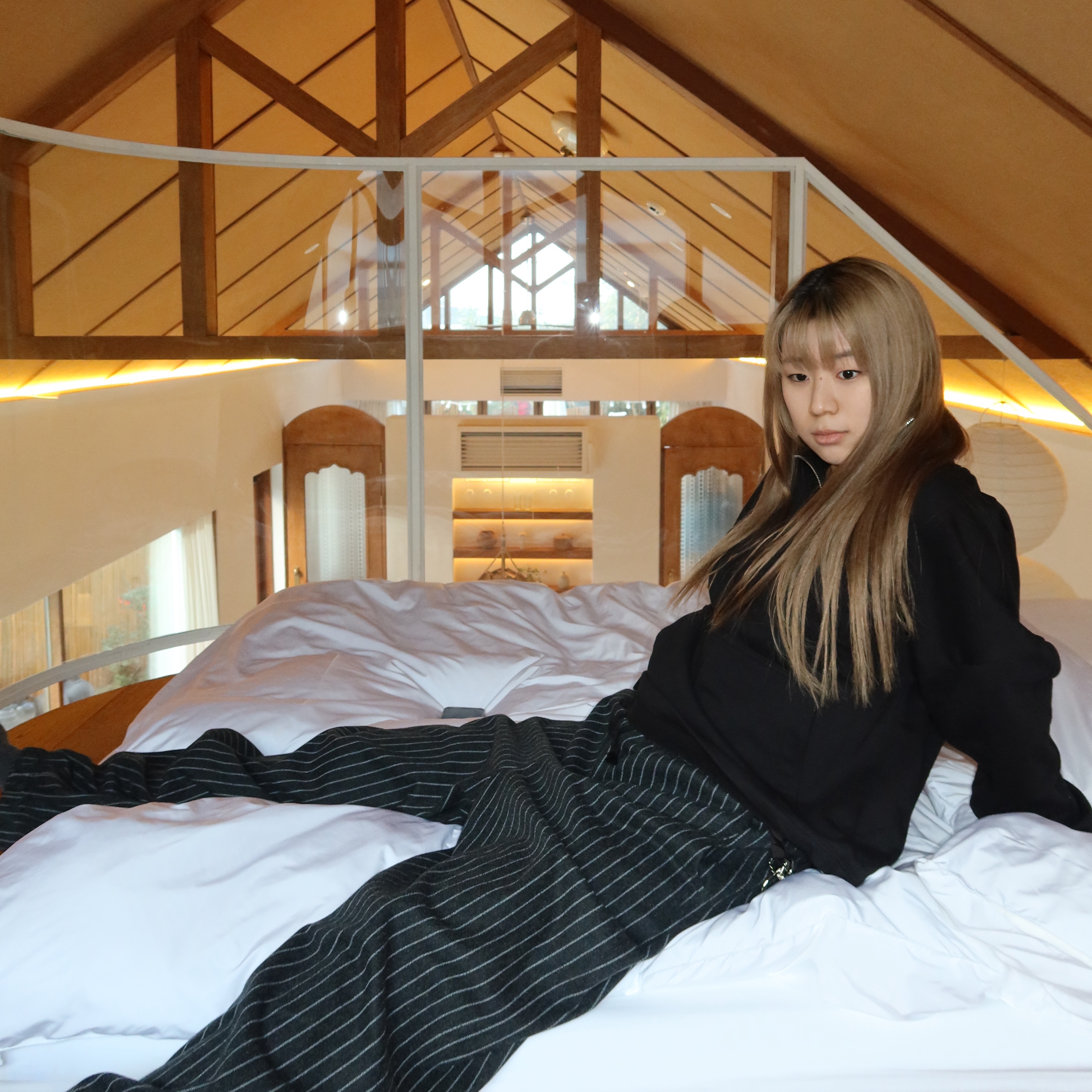 Hono Report Easy Big Pants Black Stripe, (W) Moon Boot Icon Low Suede Boots Cognac 착용 스타일 - 3