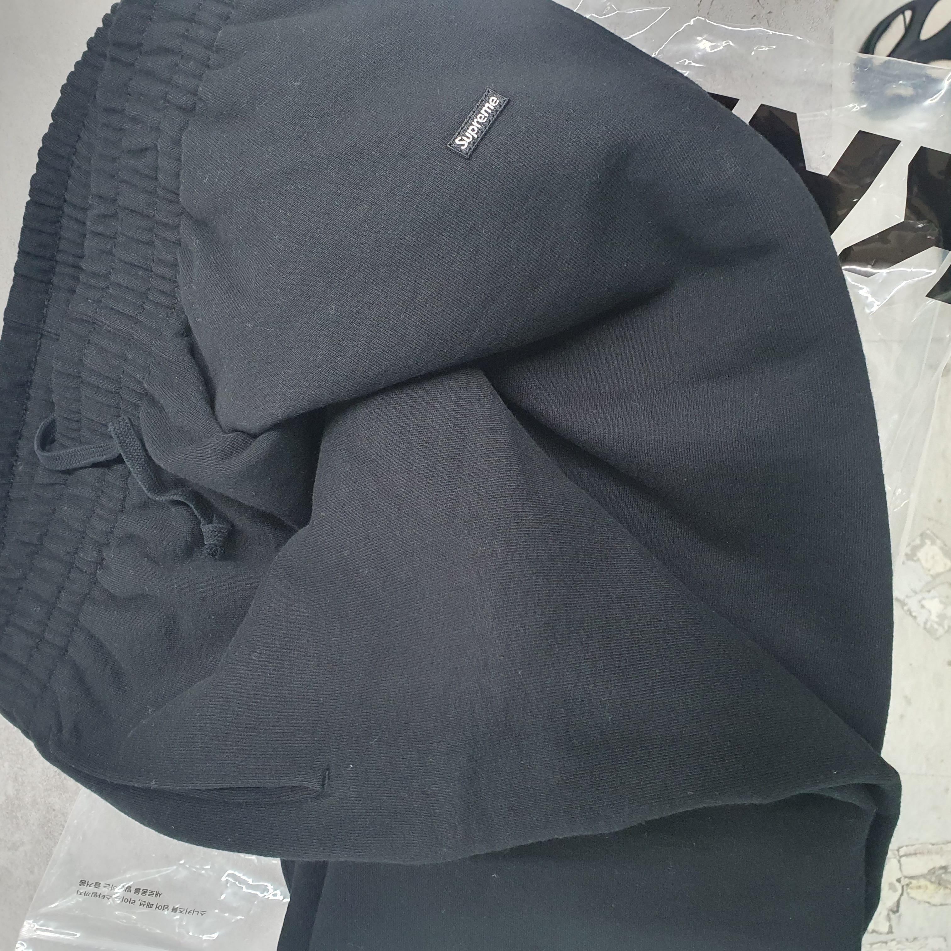 Supreme Small Box Sweatpant Black - 24FW, Supreme Small Box Drawcord Sweatpant Black - 24FW 착용 스타일