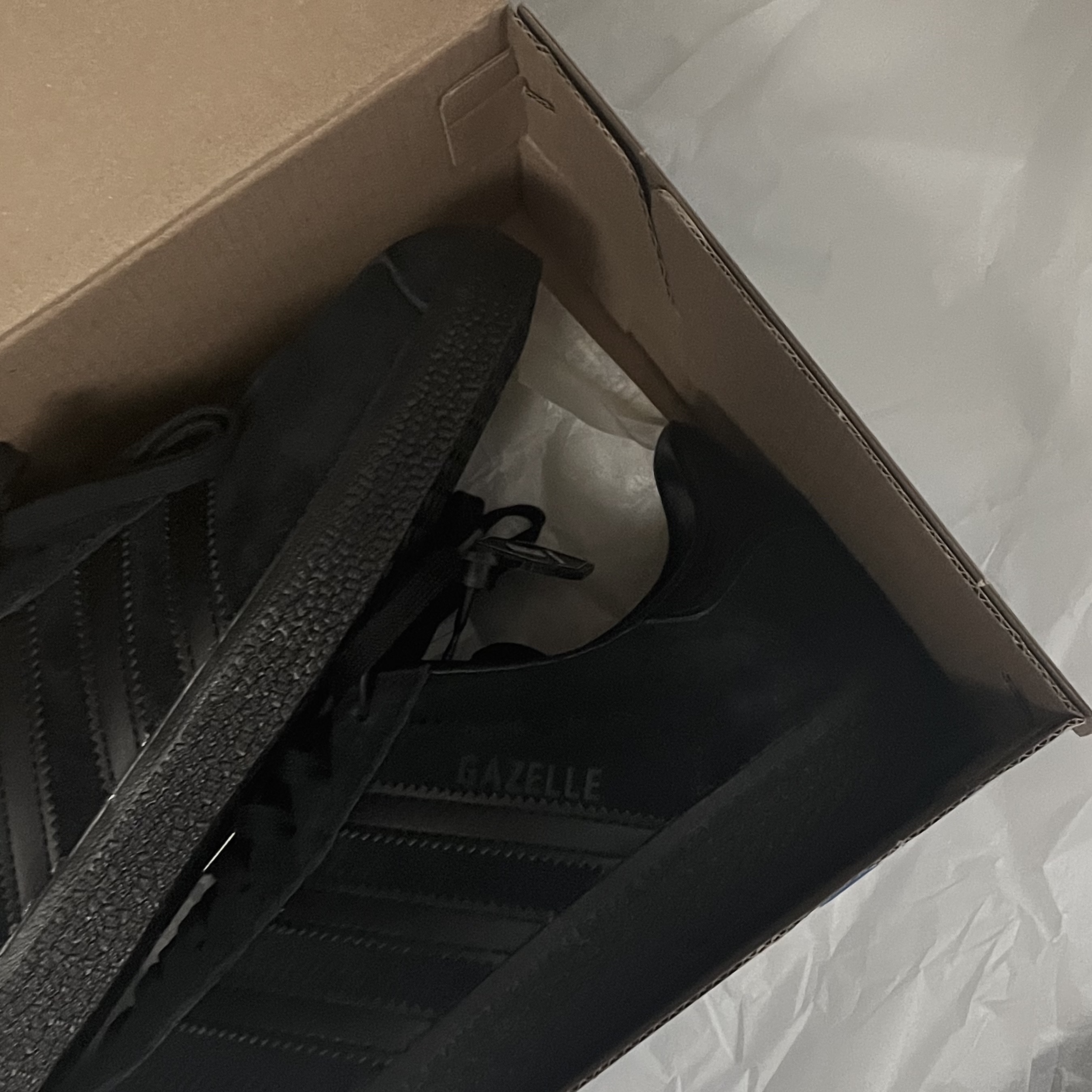 Adidas Gazelle Triple Black 착용 스타일