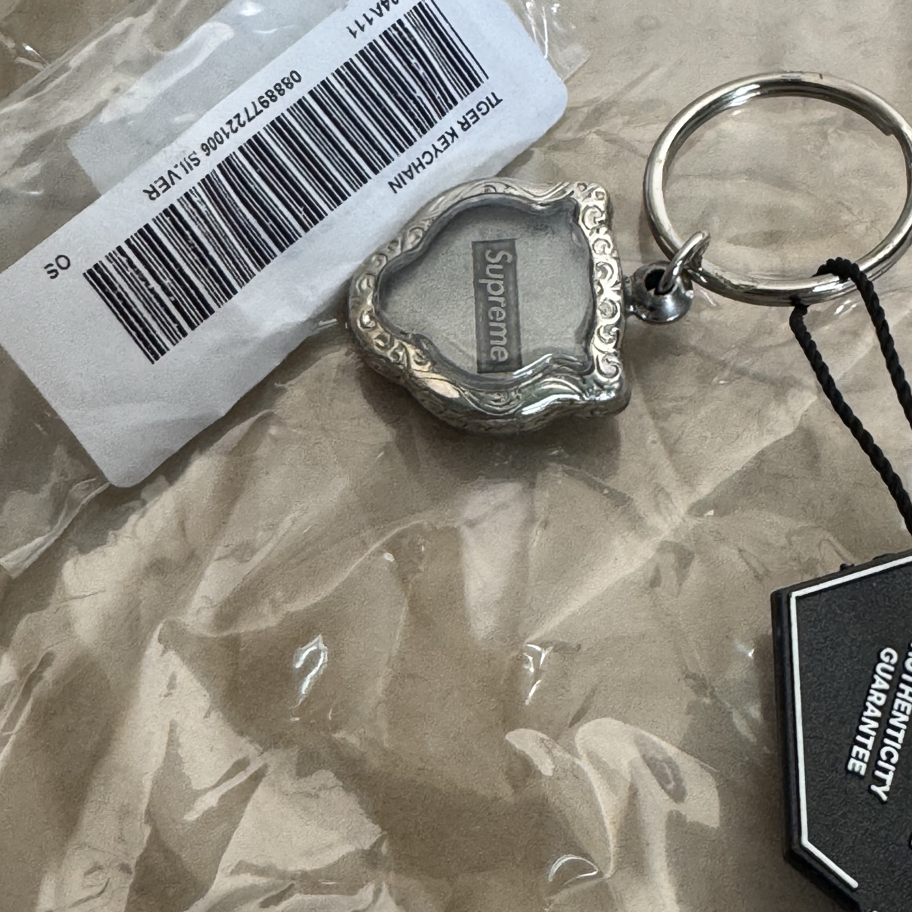 Supreme Tiger Keychain Silver - 24FW 착용 스타일