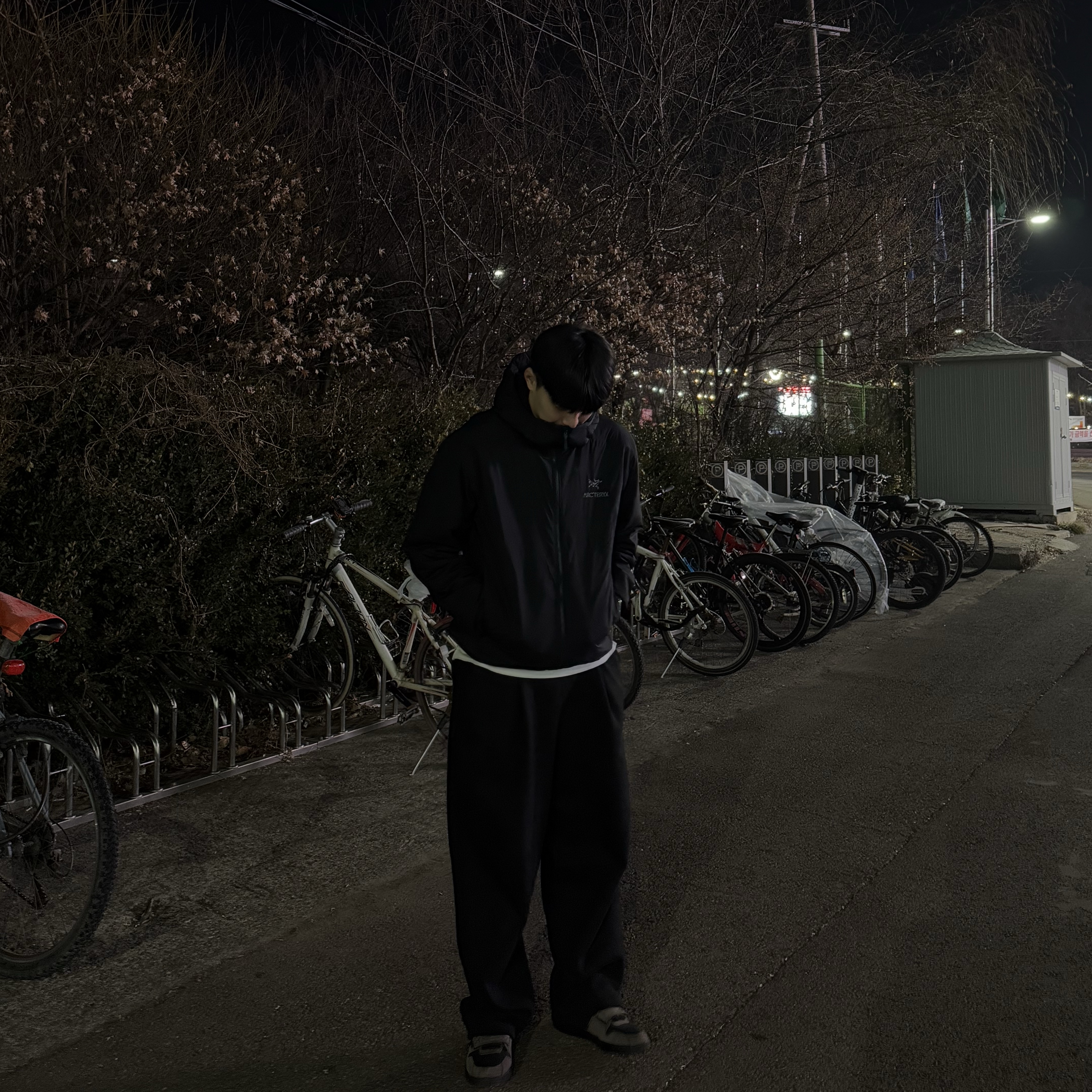 Arc'teryx Atom Hoody Black, Jordan x Travis Scott Jumpman Jack TR Black and Dark Mocha 착용 스타일 - 2