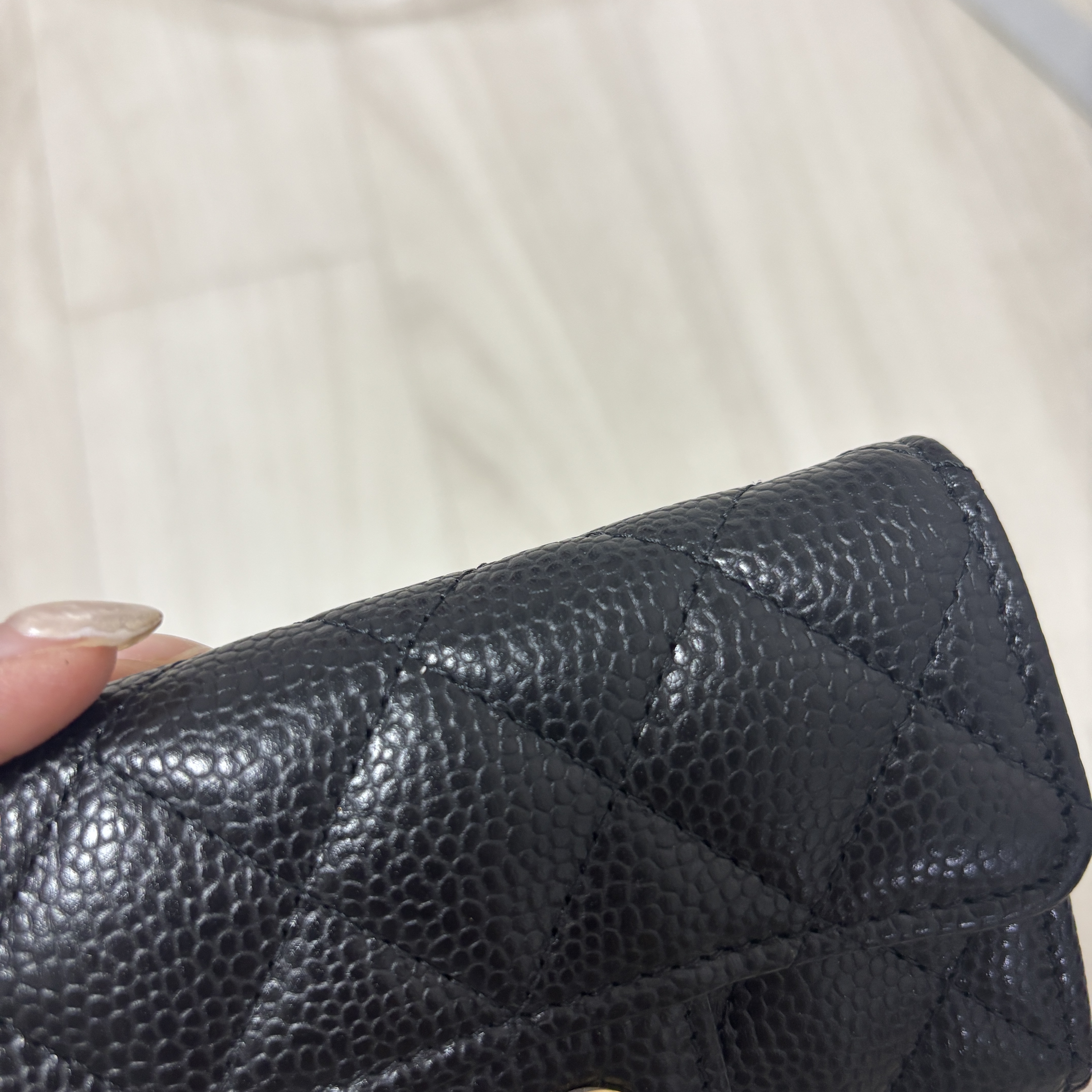 Chanel Classic Card Holder Grained Calfskin & Gold Black 착용 스타일