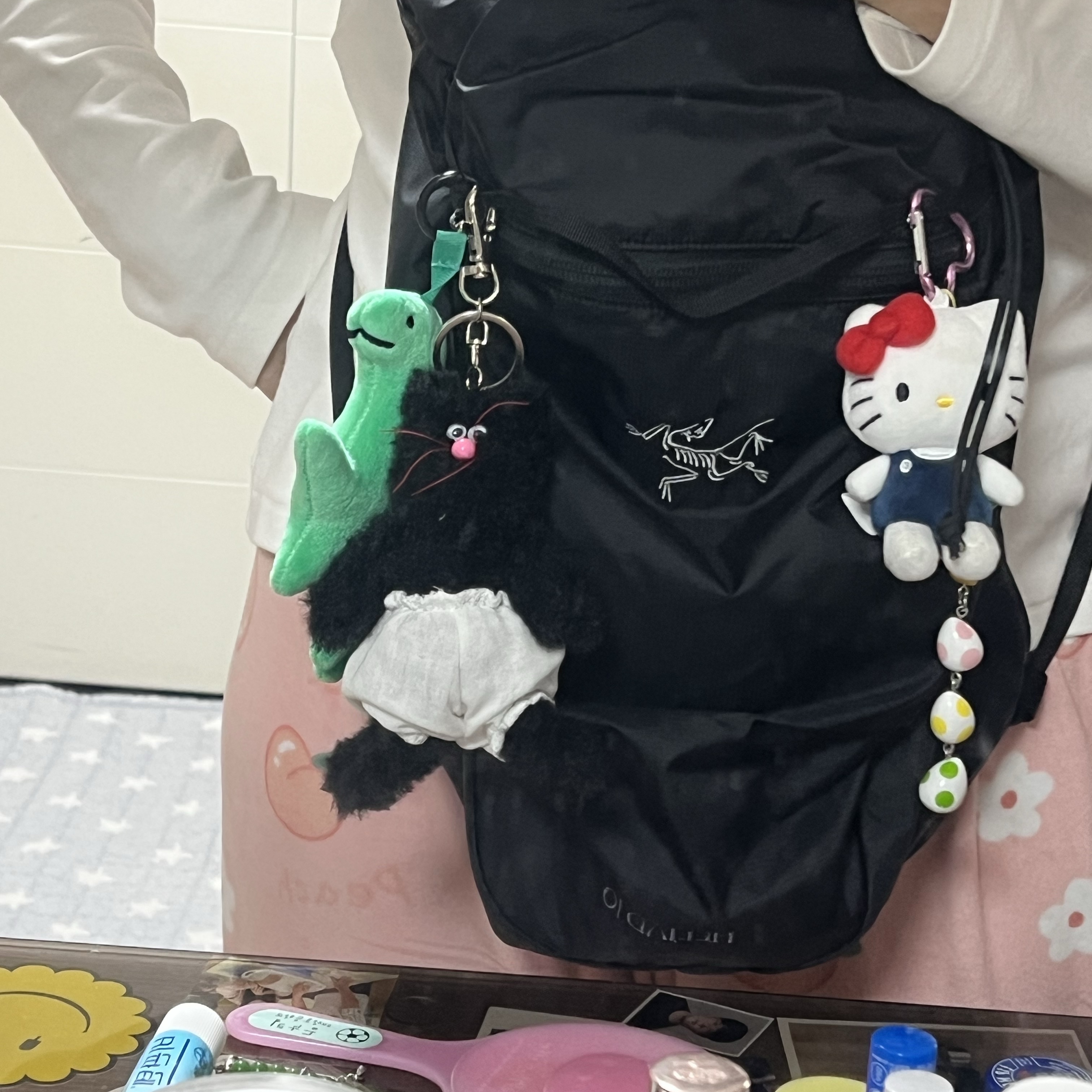 Monamhee Beulpingi Keyring with White Pants Black, Arc'teryx Heliad 10 Backpack Black 착용 스타일